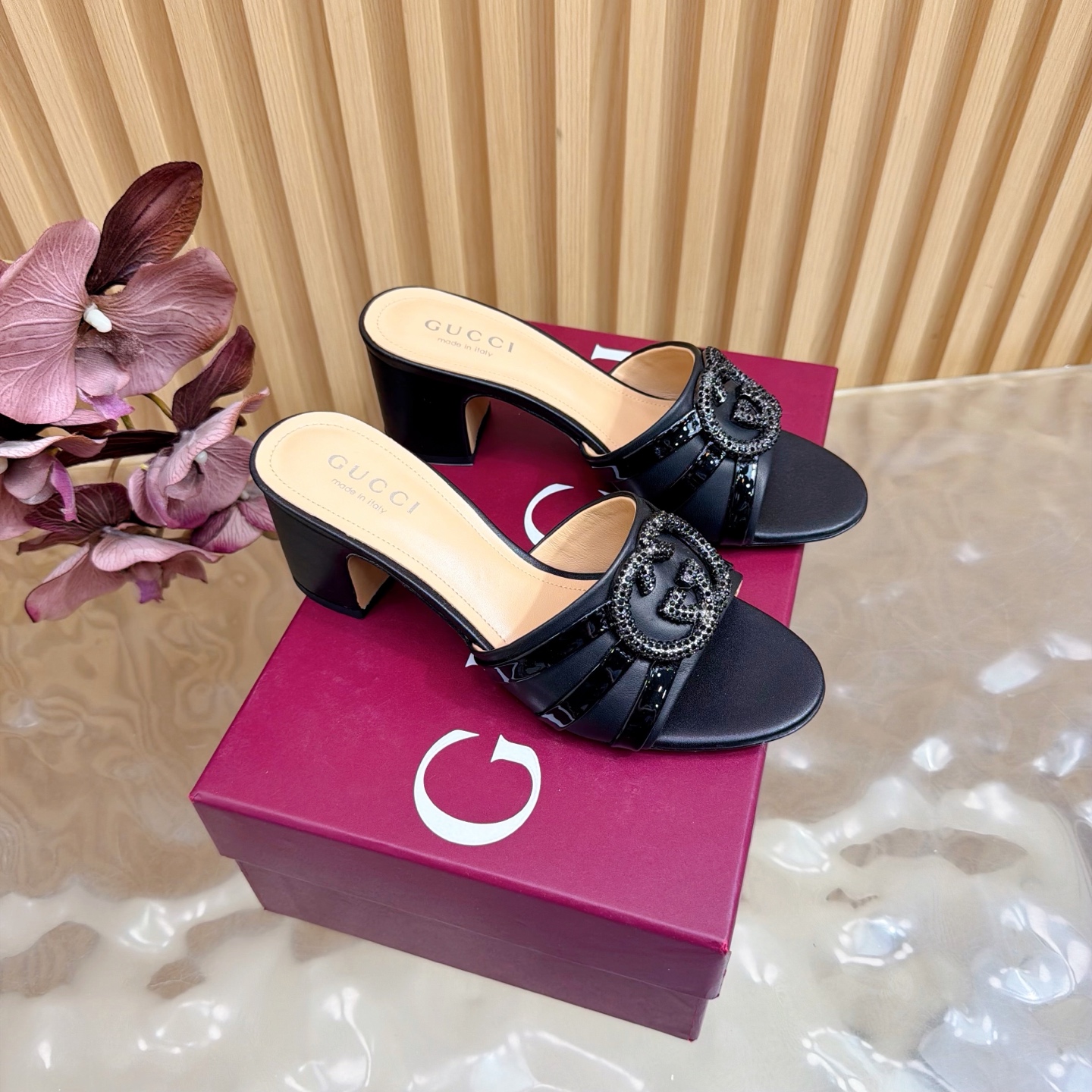 NO:749353,2026 Spring and Summer Gucci's latest diamond buckle double G horsebit block heel sandals ———————————— This women's thong sandals are paired with gold-toned accessories decorated with classic big D new horsebit details, highlighting the brand heritage and showing a unique charm. Made of exquisite sheepskin, the design is elegant yet casual, making it a refreshing and ideal item for the warm season. The upper is imported high-grade cowhide, the lining/foot pad is lambskin, the sole is genuine leather, and the heel height is 6cm.  Matching sizes 35-43 (41/40/42/43 are customized and non-refundable), high heels and slippers, gucci, sandals, high heels, slippers, cowhide, sheepskin198609092026 春夏季Gucci最新钻扣双G字马衔扣粗跟 凉鞋 ————————————— 这款女士夹趾凉鞋搭配饰经典大D新马衔扣细节金色调配件,彰显品牌传承,尽显别样魅力.采用精致羊皮打造,设计优雅而不失随性,是暖季造型的清爽理想单品 鞋面进口高档牛皮 内里/垫脚小羊皮 鞋底真皮底 跟高6cm 配码35-43（41/40/42/43定做不退换）,高跟鞋拖鞋,gucci,sandals,high heels,slippers,cowhide,sheepskin,Women's Shoes