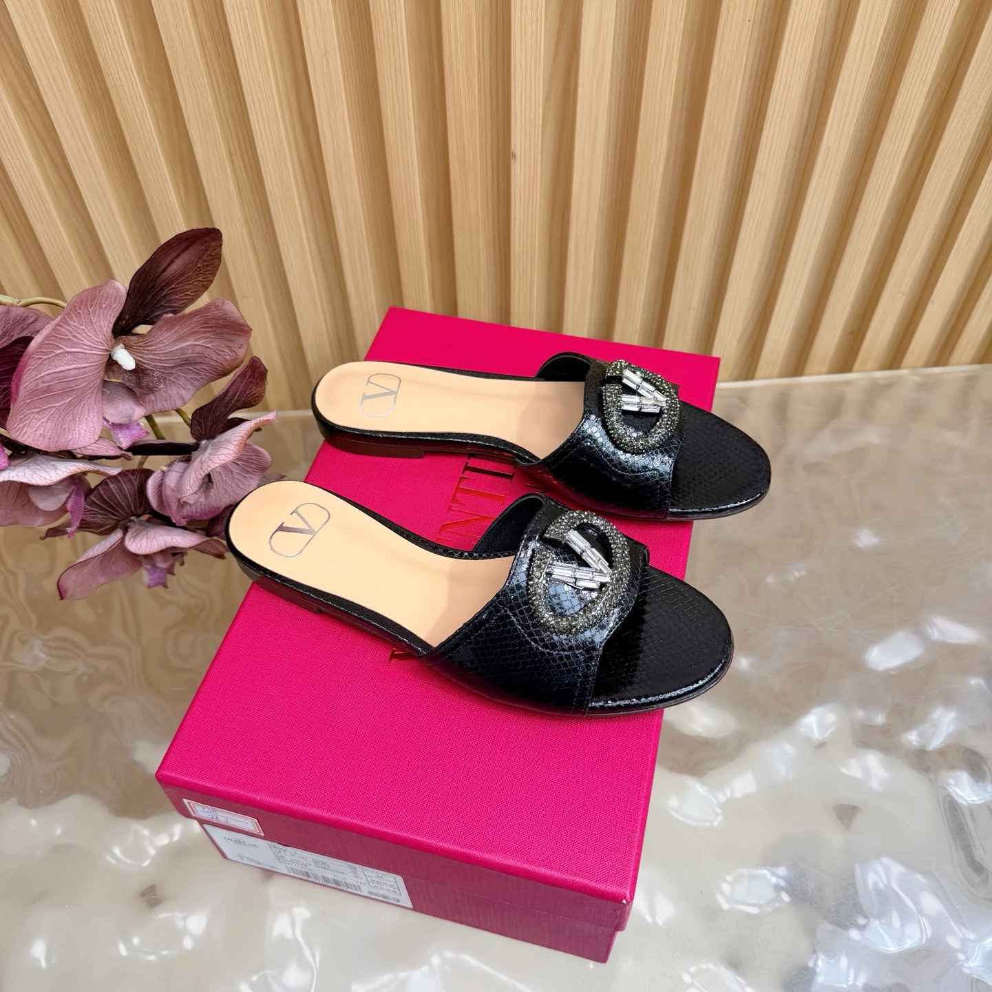 NO:749349,2026 latest top version Valentino Paris fashion show model launches the latest Valentino sandal high heels ———————————— Valentino This series interprets a new fashion charm. It continues the ultra-high heel design and is favored by well-known overseas bloggers. Tens of millions of fan bloggers love it, and it sells well at home and abroad. It is out of stock in China. The top version has candy color matching, every color is beautiful. Metallic cowhide on the upper. Imported sheepskin on the lining. Genuine leather outsole on the sole.  Full set of original packaging, sizes 35 to 43 (40.41.42.43 non-returnable, non-exchangeable), slippers, valentino, valentino, sandals, slippers, cowhide, sheepskin, Leather soles198609092026最新款 顶级版本版本Valentino 巴黎时装秀场款推出最新款 华伦天奴凉鞋高跟 —————————————— 华伦天奴此系列演绎全新时尚魅力 延续超高跟设计,深得海外知名博主青睐 千万粉丝博主倾情演绎,畅销海内外 国内已经断货,顶级版本 糖果色配色,每个颜色都是绝美 鞋面金属牛皮 内里进口羊皮 鞋底真皮大底 包装全套原版包装 码数35一43码（40.41.42.43 不退不换）,拖鞋,valentino,valentino,sandals,slippers,cowhide,sheepskin,Leather soles,Women's Shoes