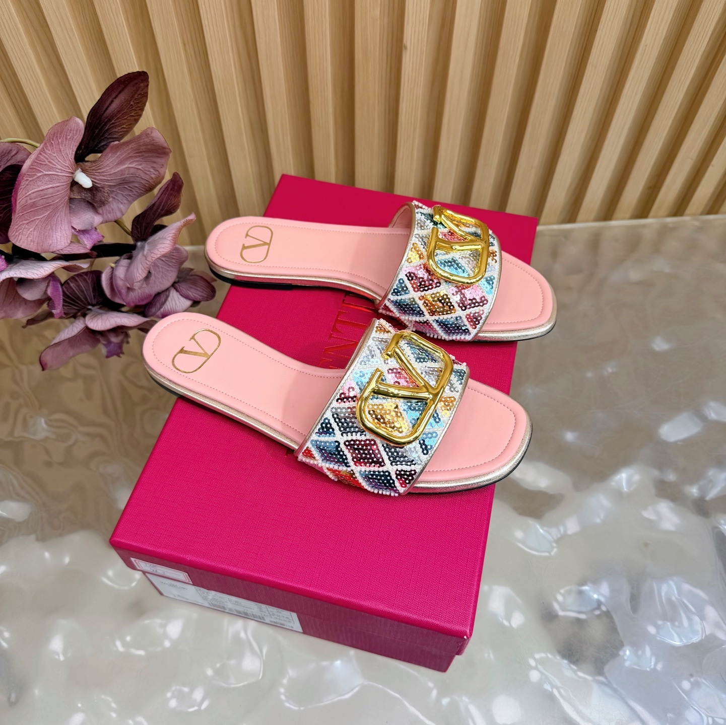 NO:749336,2026 latest top version Valentino Paris fashion show model launches the latest Valentino sandal high heels ———————————— Valentino This series interprets new fashion charm. It continues the ultra-high heel design and is favored by well-known overseas bloggers. Thousands of fan bloggers love it and sell well at home and abroad. It is out of stock in China. The top version has candy color matching, every color is beautiful. Metal sequins on the upper. Imported sheepskin lining. Genuine leather outsole.  Full set of original packaging, sizes 35 to 43 (40.41.42.43, non-returnable and non-exchangeable), high heels and slippers, valentino, valentino, sandals, high heels, slippers, sheepskin, Leather soles198609092026最新款 顶级版本版本Valentino 巴黎时装秀场款推出最新款 华伦天奴凉鞋高跟 —————————————— 华伦天奴此系列演绎全新时尚魅力 延续超高跟设计,深得海外知名博主青睐 千万粉丝博主倾情演绎,畅销海内外 国内已经断货,顶级版本 糖果色配色,每个颜色都是绝美 鞋面金属亮片 内里进口羊皮 鞋底真皮大底 包装全套原版包装 码数35一43码（40.41.42.43 不退不换）,高跟鞋拖鞋,valentino,valentino,sandals,high heels,slippers,sheepskin,Leather soles,Women's Shoes