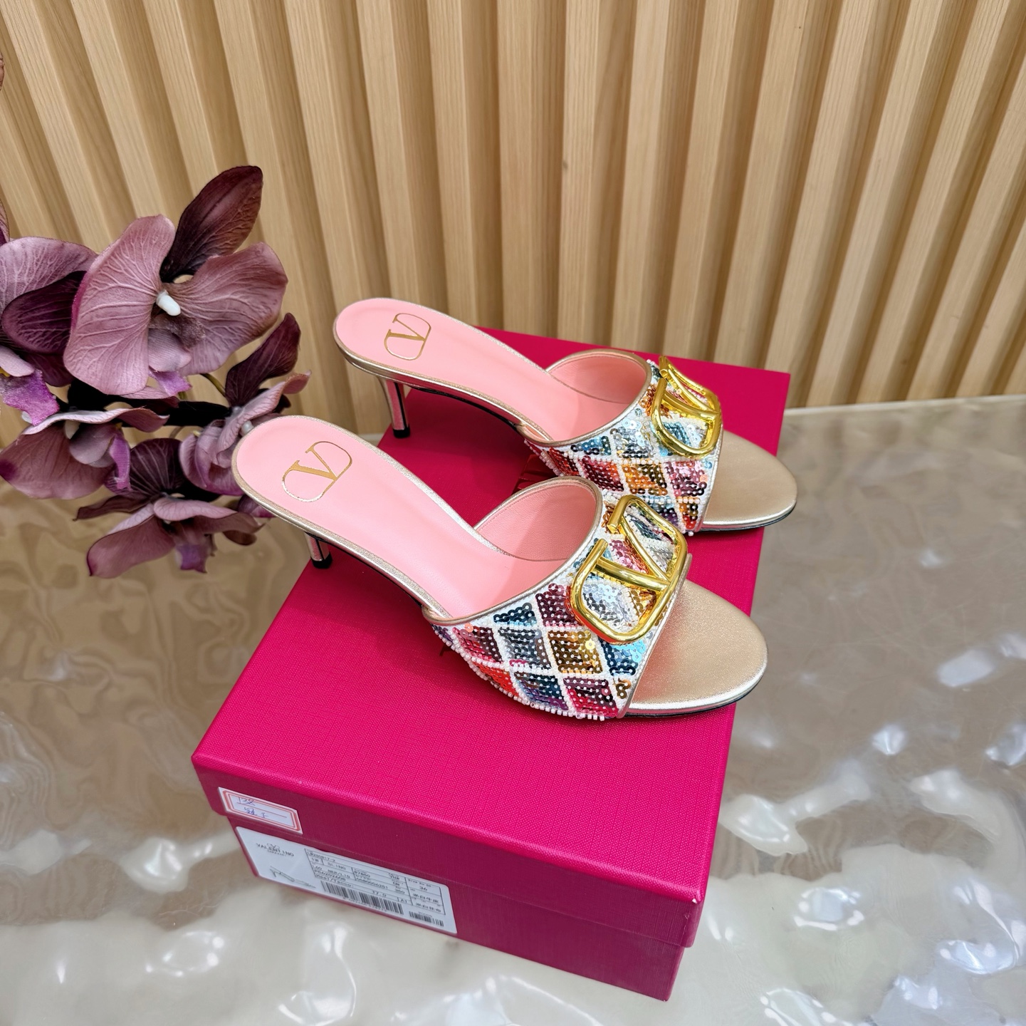 NO:749342,2026 latest top version Valentino Paris fashion show model launches the latest Valentino sandal high heels ———————————— Valentino This series interprets new fashion charm. It continues the ultra-high heel design and is favored by well-known overseas bloggers. Thousands of fan bloggers love it and sell well at home and abroad. It is out of stock in China. The top version has candy color matching, every color is beautiful. Metal sequins on the upper. Imported sheepskin lining. Genuine leather outsole.  Heel height 6.5cm, full set of original packaging, sizes 35 to 43 (40.41.42.43 non-returnable, non-exchangeable), high heels and slippers, valentino, valentino, sandals, high heels, slippers, sheepskin, Leather soles198609092026最新款 顶级版本版本Valentino 巴黎时装秀场款推出最新款 华伦天奴凉鞋高跟 —————————————— 华伦天奴此系列演绎全新时尚魅力 延续超高跟设计,深得海外知名博主青睐 千万粉丝博主倾情演绎,畅销海内外 国内已经断货,顶级版本 糖果色配色,每个颜色都是绝美 鞋面金属亮片 内里进口羊皮 鞋底真皮大底 跟高6.5cm 包装全套原版包装 码数35一43码（40.41.42.43 不退不换）,高跟鞋拖鞋,valentino,valentino,sandals,high heels,slippers,sheepskin,Leather soles,Women's Shoes