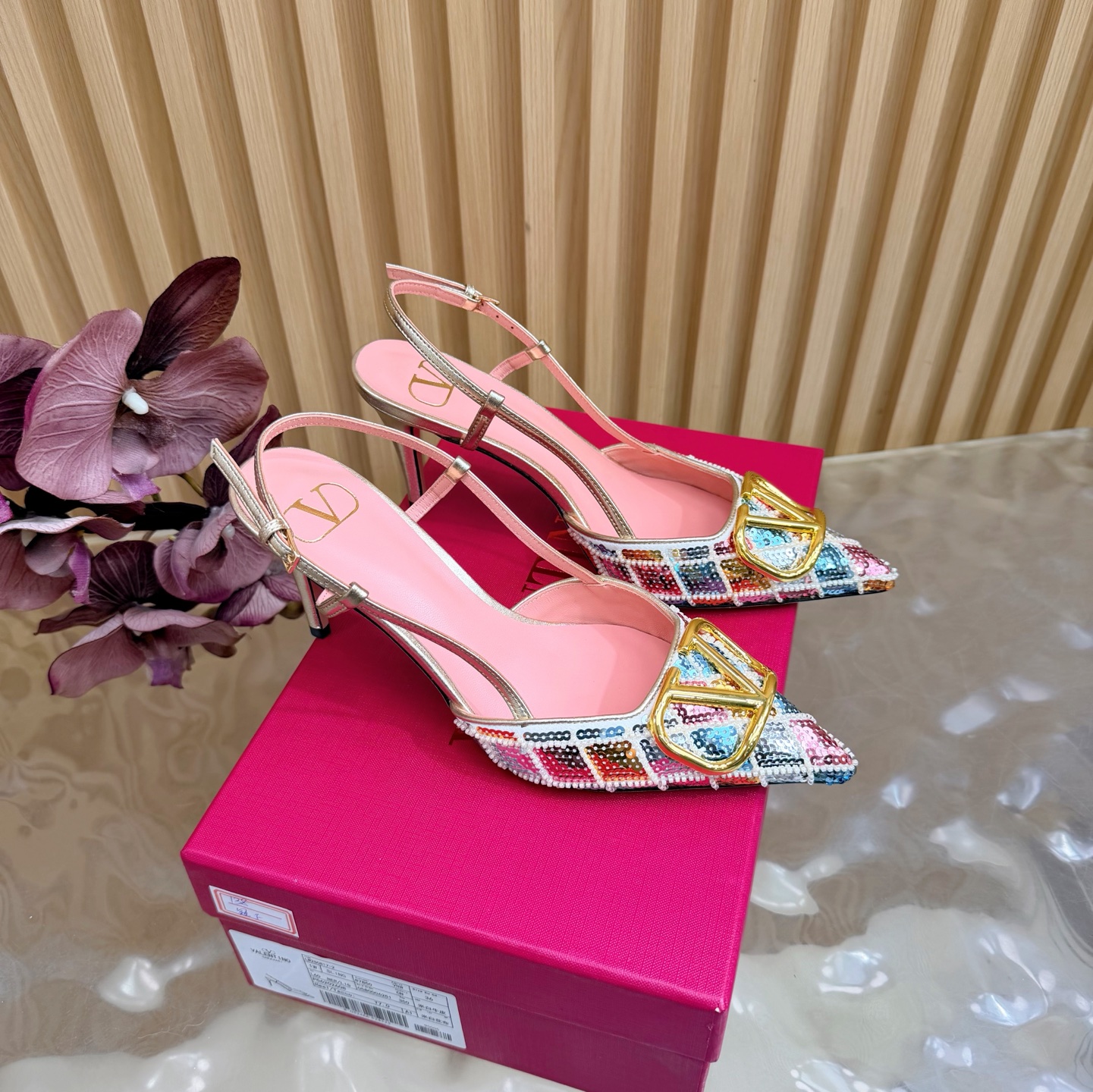 NO:749356,2026 latest top version Valentino Paris fashion show model launches the latest Valentino sandal high heels ———————————— Valentino This series interprets new fashion charm. It continues the ultra-high heel design and is favored by well-known overseas bloggers. Thousands of fan bloggers love it and sell well at home and abroad. It is out of stock in China. The top version has candy color matching, every color is beautiful. Metal sequins on the upper. Imported sheepskin lining. Genuine leather outsole.  Heel heights 6.5cm and 8cm (please note when placing an order) Full set of original packaging, sizes 35 to 43 (40.41.42.43 non-returnable, non-exchangeable), high heels and sandals, valentino, valentino, sandals, high heels, sheepskin, Leather soles198609092026最新款 顶级版本版本Valentino 巴黎时装秀场款推出最新款 华伦天奴凉鞋高跟 —————————————— 华伦天奴此系列演绎全新时尚魅力 延续超高跟设计,深得海外知名博主青睐 千万粉丝博主倾情演绎,畅销海内外 国内已经断货,顶级版本 糖果色配色,每个颜色都是绝美 鞋面金属亮片 内里进口羊皮 鞋底真皮大底 跟高6.5cm和8cm（下单需要备注） 包装全套原版包装 码数35一43码（40.41.42.43 不退不换）,高跟鞋凉鞋,valentino,valentino,sandals,high heels,sheepskin,Leather soles,Women's Shoes