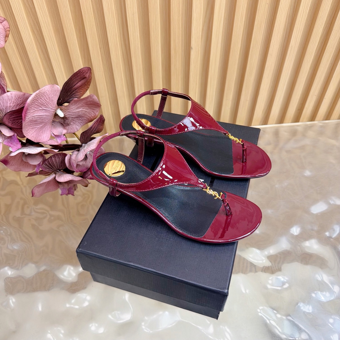 NO:749807,Saint Laurent YSL classic show style wedge sandals —————————— Super super popular style. The hardware buckles of each layout in our house need to be molded and customized 1:1!  The size and texture are exactly the same as the original. The upper material is made of cowhide/patent leather, the lining is genuine sheepskin, the tiptoe is made of comfortable and soft tiptoe sheepskin, and the sole is the original 1:1 custom-made leather outsole. It is perfect, and the on-foot effect is very comfortable. The foot feels great, and whether you wear it with jeans, a small suit, or a skirt, it can be matched with a natural and authentic package. The heel height is 6cm. Italian genuine leather outsole.  Size35-41 (customized for 40, 41), split-toe shoes, saint laurent, saint laurent, saint laurent, sandals, skirts, jeans, cowhide, sheepskin, Leather soles19860909Saint Laurent圣罗兰家YSL经典秀款坡跟凉鞋 ——————————— 超级超级无敌火爆的一个款这款我们家每个版面的五金扣都要开模1:1定制！大小质感与原版完全一致 鞋面材质采用牛皮/漆皮 内里真皮羊皮,踮脚为舒服柔软的踮脚羊皮,鞋底为原版1:1定制真皮大底、简直完美到爆、而且上脚效果非常舒服,脚感很棒,而且无论你搭配牛仔裤,小西服,裙子,都能搭配自然、正品全套包装 跟高6cm 意大利真皮大底 Size35-41（40、41定制）,分趾鞋,saint laurent,saint laurent,saint laurent,sandals,skirts,jeans,cowhide,sheepskin,Leather soles,Women's Shoes