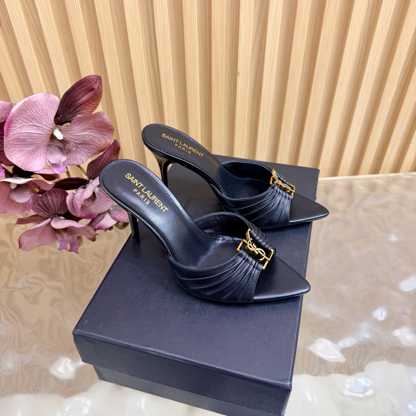 NO:751180,Saint Laurent YSL classic show style high-heeled sandals ——————————— Super super popular style. The hardware buckles of each layout in our house need to be molded and customized at 1:1!  The size and texture are exactly the same as the original. The upper material is made of cowhide/patent leather. The lining is genuine sheepskin. The tiptoe is made of comfortable and soft tiptoe sheepskin. The sole is the original 1:1 custom-made leather outsole. It is perfect and very comfortable on the foot. It feels great, and whether you wear it with jeans, a small suit or a skirt, it can be matched with a natural and authentic package. The heel height is 9.5cm. Italian genuine leather outsole.  Size35-41 (customized for 40, 41, 42), high heels, saint laurent, saint laurent, saint laurent, sandals, high heels, skirts, jeans, cowhide, sheepskin, Leather soles19860909Saint Laurent圣罗兰家YSL经典秀款高跟凉鞋 ——————————— 超级超级无敌火爆的一个款这款我们家每个版面的五金扣都要开模1:1定制！大小质感与原版完全一致 鞋面材质采用牛皮/漆皮 内里真皮羊皮,踮脚为舒服柔软的踮脚羊皮,鞋底为原版1:1定制真皮大底、简直完美到爆、而且上脚效果非常舒服,脚感很棒,而且无论你搭配牛仔裤,小西服,裙子,都能搭配自然、正品全套包装 跟高9.5cm 意大利真皮大底 Size35-41（40、41、42定制）,高跟鞋,saint laurent,saint laurent,saint laurent,sandals,high heels,skirts,jeans,cowhide,sheepskin,Leather soles,Women's Shoes