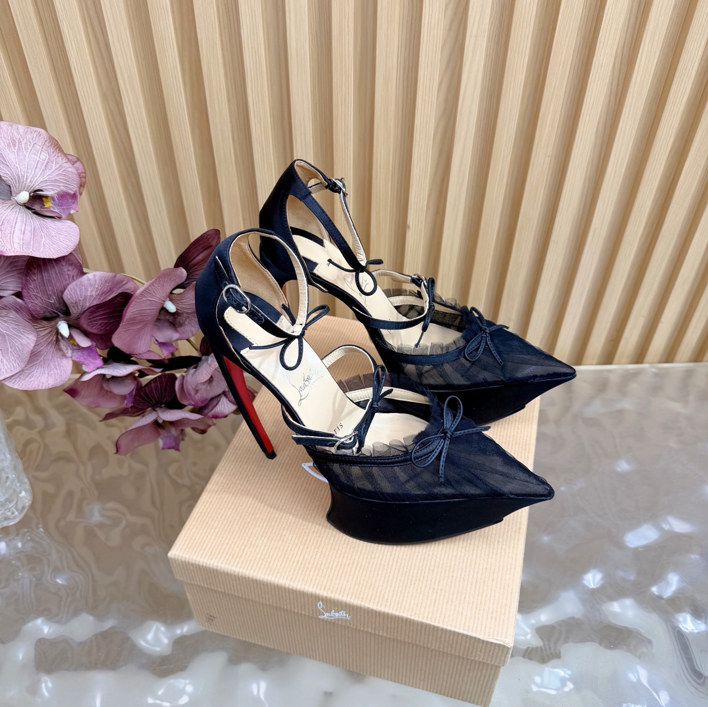 NO:749802,Christian Louboutin | 2026s original CL new show high heels ~ Fashion catwalk red-soled sandals ———————————— New red-soled metal and fiery rose high-heeled shoes There is nothing to say, they are completely beautiful and crazy #fatal temptation. Upper: Beautiful new style, with roses on the toes, sewn from petals to flowers, and inlaid with crystals, all hand-stitched. Exquisite and attractive uppers. Material: silk, lining sheepskin. Outsole, original imported top-quality leather outsole  Size35–42 (35.40.41.42) Customized, non-refundable, heel height 15cm, platform 5cm, high heels sandals, christian louboutin, sandals, high heels, sheepskin, real silk, Leather soles19860909Christian Louboutin | 2026s原版CL全新秀款高跟鞋～ 时装走秀红底凉鞋 ———————————— 新款红底金属跟火红玫瑰高跟鞋 没什么好说的就是一整个美疯#致命的诱惑 鞋面:绝美的新款,盛放足尖上的玫瑰,从花瓣缝制为花朵,在到水晶的镶嵌均全部纯手工缝制 上脚精致逼人 材质真丝 内里羊皮里 大底原版进口顶级真皮大底 Size35–42（35.40.41.42）订做不退换 跟高15cm 水台5cm,高跟鞋凉鞋,christian louboutin,sandals,high heels,sheepskin,real silk,Leather soles,Women's Shoes