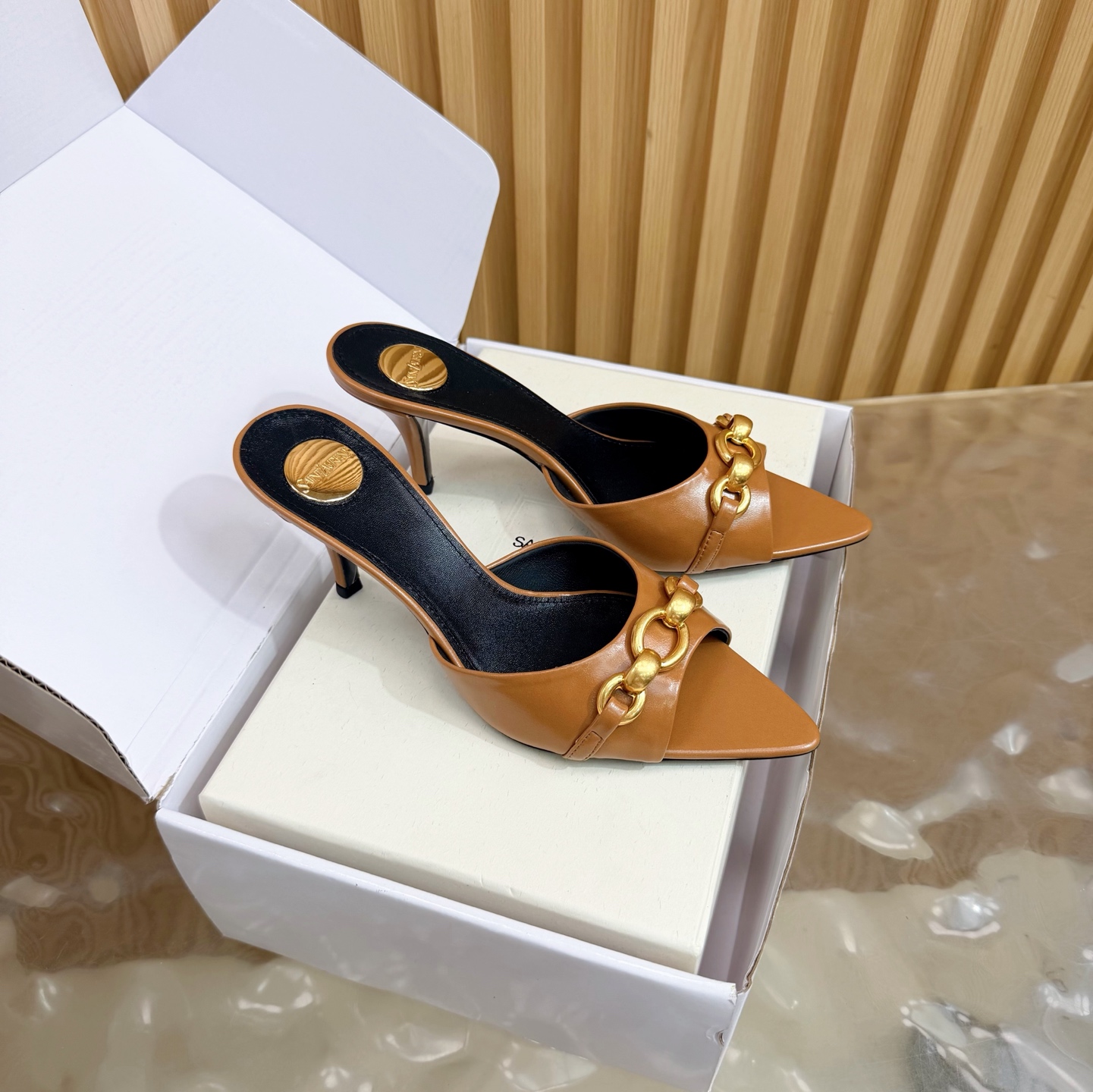 NO:757604,YSL top quality (with high-end airplane box) Saint Laurent fw26 new arrival～ YSL 26s spring and summer new pointed chain hardware buckle Mule shoes minimalist style stiletto high-heeled sandals Ysl  The pointed-toe stiletto heel is elegance engraved in the DNA. The golden chain flows on the upper, like the delicacy in a retro illustrated magazine, on the foot. Every step is effortless elegance and style. Who can resist a pair of chain mules with their own aura?  The pointed toe lengthens the leg line, and the metal chain lights up the whole body. From commuting suits to date skirts, you can switch to the 'heroine' mode with one click. The complexity is eliminated, leaving only clean lines and metallic luster. The pointed toe outlines the edge, and the chain embellishes your attitude. This pair of shoes is your style statement that needs no words. The shiny patent leather + gold chain are retro and sexy, and the upper feet directly transform into 'the flower of wealth in the world', and you walk with wind!  Upper cowhide, inner padding sheepskin, sole Italian genuine leather outsole, heel height 7.5cm, size 35-39 (40.41 custom made, non-refundable), high heels and slippers, saint laurent, saint laurent, saint laurent, high heels, slippers, skirts, business suit, cowhide, sheepskin, Leather soles19860909YSL 顶级品质（配高档飞机盒） Saint Laurent 圣罗兰fw26 new arrival～ YSL 26s 春夏新款尖头链条五金扣穆勒鞋极简风细跟高跟凉拖鞋 Ysl 尖头细高跟,是刻在DNA里的优雅.金色链条在鞋面流转,像把复古画报里的精致,在了脚上.每一步,都是不费力的贵气与风情.谁能拒绝一双自带气场的链条穆勒鞋？尖头拉长腿线,金属链点亮全身,从通勤西装到约会小裙,都能一键切换成“女主角”模式. 褪去繁杂,只留利落线条与金属光泽.尖头勾勒锋芒,链条点缀态度,这双鞋,是你无需多言的风格宣言.漆皮亮面+金色链条,复古又性感,上脚直接变身“人间富贵花”,走路都带风！ 鞋面牛皮 内里垫脚羊皮 鞋底意大利真皮大底 跟高7.5cm 码数35-39（40.41定做不退换）,高跟鞋拖鞋,saint laurent,saint laurent,saint laurent,high heels,slippers,skirts,business suit,cowhide,sheepskin,Leather soles,Women's Shoes