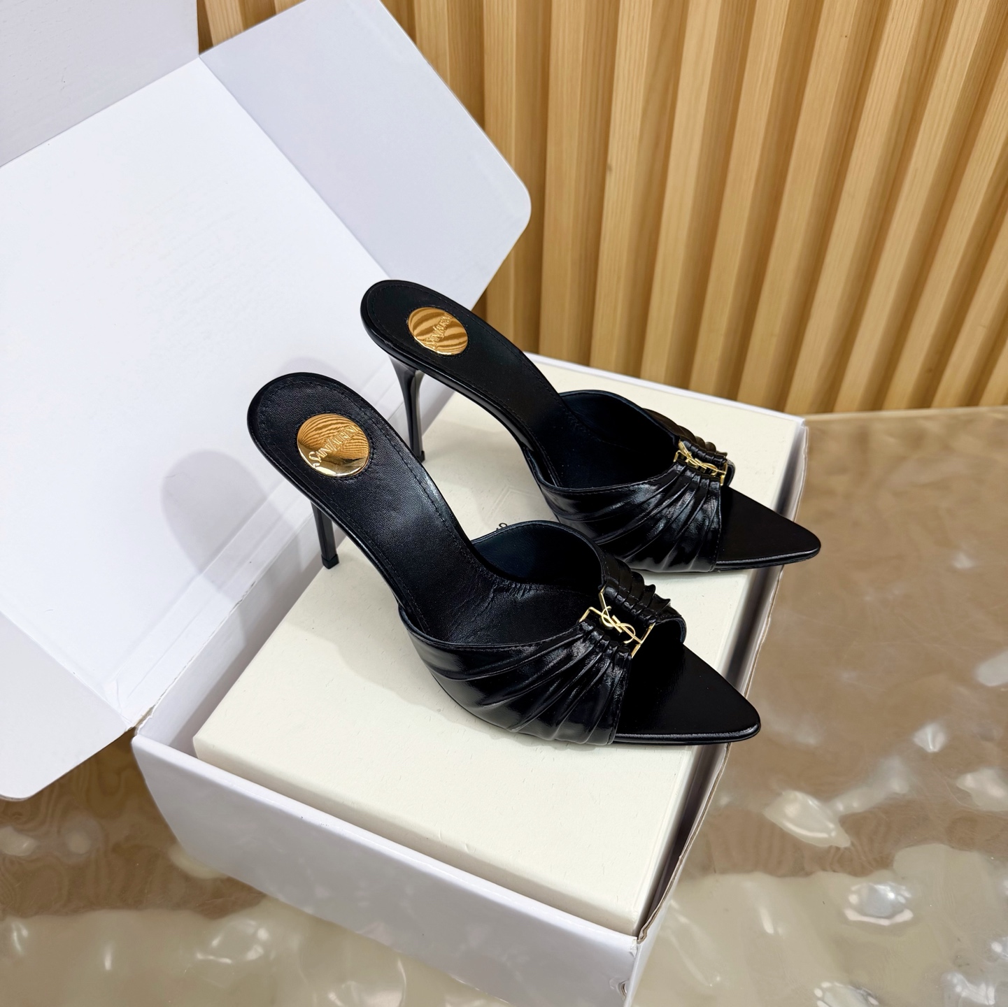 NO:757598,YSL top quality (with high-end airplane box) Saint Laurent fw26 new arrival～ YSL 26s spring and summer new pointed chain hardware buckle Mule shoes minimalist style stiletto high-heeled sandals Ysl  The pointed-toe stiletto heel is elegance engraved in the DNA. The golden chain flows on the upper, like the delicacy in a retro illustrated magazine, on the foot. Every step is effortless elegance and style. Who can resist a pair of chain mules with their own aura?  The pointed toe lengthens the leg line, and the metal chain lights up the whole body. From commuting suits to date skirts, you can switch to the 'heroine' mode with one click. The complexity is eliminated, leaving only clean lines and metallic luster. The pointed toe outlines the edge, and the chain embellishes your attitude. This pair of shoes is your style statement that needs no words. The shiny patent leather + gold chain are retro and sexy, and the upper feet directly transform into 'the flower of wealth in the world', and you walk with wind!  Upper cowhide, inner padding sheepskin, sole Italian genuine leather outsole, heel height 9.5cm, size 35-39 (40.41 custom made, non-returnable), high heels and slippers, saint laurent, saint laurent, saint laurent, high heels, slippers, skirts, business suit, cowhide, sheepskin, Leather soles19860909YSL 顶级品质（配高档飞机盒） Saint Laurent 圣罗兰fw26 new arrival～ YSL 26s 春夏新款尖头链条五金扣穆勒鞋极简风细跟高跟凉拖鞋 Ysl 尖头细高跟,是刻在DNA里的优雅.金色链条在鞋面流转,像把复古画报里的精致,在了脚上.每一步,都是不费力的贵气与风情.谁能拒绝一双自带气场的链条穆勒鞋？尖头拉长腿线,金属链点亮全身,从通勤西装到约会小裙,都能一键切换成“女主角”模式. 褪去繁杂,只留利落线条与金属光泽.尖头勾勒锋芒,链条点缀态度,这双鞋,是你无需多言的风格宣言.漆皮亮面+金色链条,复古又性感,上脚直接变身“人间富贵花”,走路都带风！ 鞋面牛皮 内里垫脚羊皮 鞋底意大利真皮大底 跟高9.5cm 码数35-39（40.41定做不退换）,高跟鞋拖鞋,saint laurent,saint laurent,saint laurent,high heels,slippers,skirts,business suit,cowhide,sheepskin,Leather soles,Women's Shoes