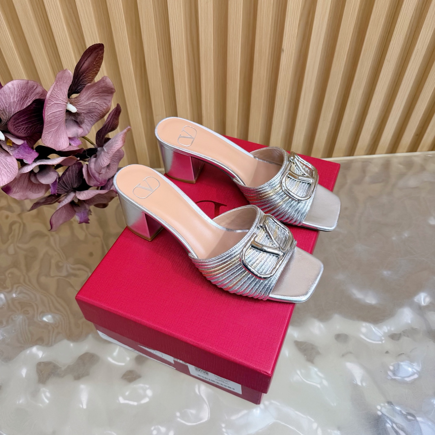 NO:758635,2026 latest top version Valentino Paris fashion show model launches the latest Valentino sandal high heels ———————————— Valentino This series interprets new fashion charm. It continues the ultra-high heel design and is favored by well-known overseas bloggers. Thousands of fan bloggers love it and sell well at home and abroad. It is out of stock in China. The top version has candy color matching. Every color is beautiful. The upper is woven with strips. The lining is imported sheepskin. The sole is genuine leather.  Heel height 6cm, full set of original packaging, sizes 35 to 43 (40.41.42.43 non-returnable, non-exchangeable), high heels and slippers, valentino, valentino, sandals, high heels, slippers, sheepskin, Leather soles198609092026最新款 顶级版本版本Valentino 巴黎时装秀场款推出最新款 华伦天奴凉鞋高跟 —————————————— 华伦天奴此系列演绎全新时尚魅力 延续超高跟设计,深得海外知名博主青睐 千万粉丝博主倾情演绎,畅销海内外 国内已经断货,顶级版本 糖果色配色,每个颜色都是绝美 鞋面编织抽条 内里进口羊皮 鞋底真皮大底 跟高6cm 包装全套原版包装 码数35一43码（40.41.42.43 不退不换）,高跟鞋拖鞋,valentino,valentino,sandals,high heels,slippers,sheepskin,Leather soles,Women's Shoes