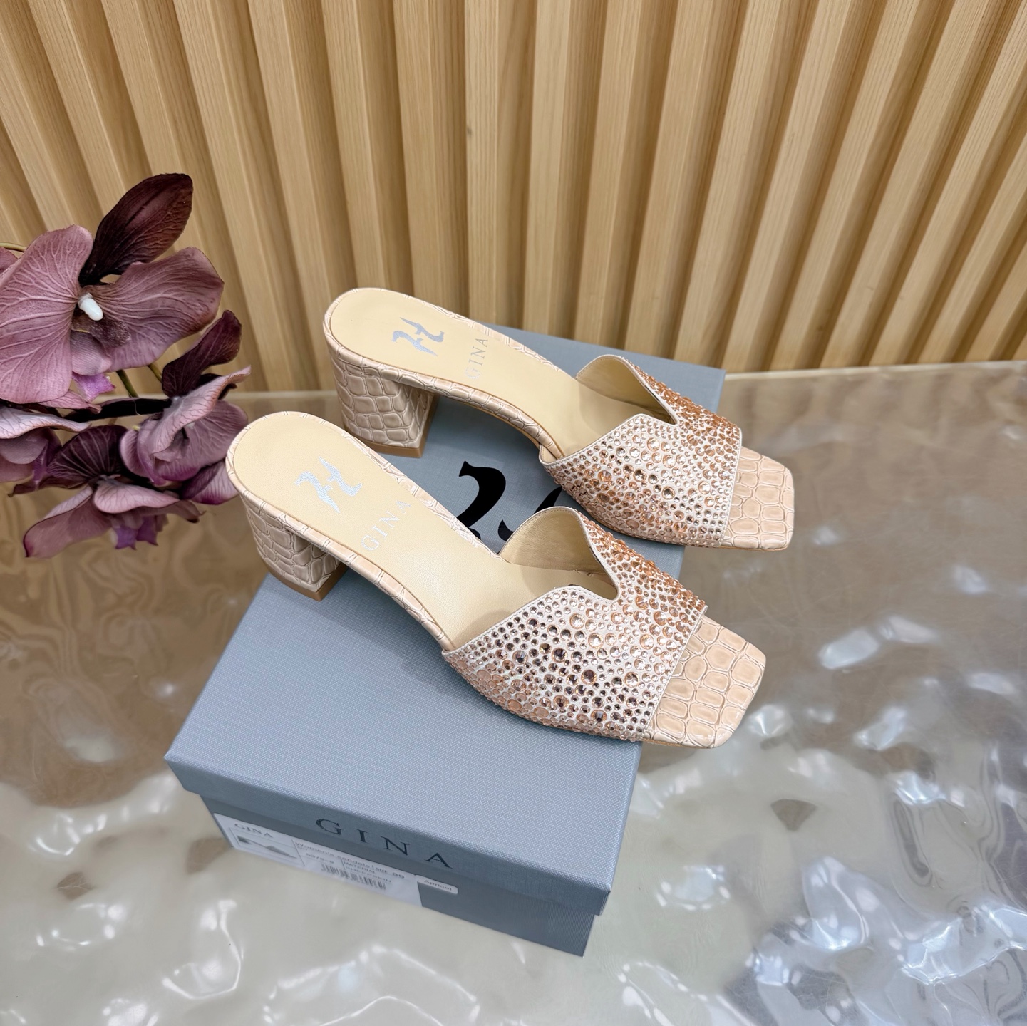 NO:758621,2026/SS GINA The latest diamond-faced high-heeled sandals, fashionable sandals, original development and design ——————————— The highest version of handmade diamond sandals on the market, the most classic, real handmade diamonds. Even the number of stitches and threads is the same as the original version, handmade by masters!  Comfortable and not tiring for the feet. High-end customization, exclusive products, the highest version in the industry. Uppers imported rhinestones + patent leather outsole Italian genuine leather outsole ~~ ━━━━GINA━━━━━ size 35-42 (40.41.42. Customized, non-refundable), slippers, sandals, slippers, Leather soles198609092026/SS GINA 吉娜 最新款钻面高跟凉拖 时尚凉鞋,原版开发设计 ——————————— 市场最高版本纯手工钻拖 经典之最,真正的手工钻石 连针线走线数量都和原版一样, 大师级纯手工打造 ！上脚舒适不累脚 高端定制,独家产品,行业最高版本 鞋面进口水钻+漆皮 大底意大利真皮大底 ～～ ━━━━GINA━━━━━ size 35-42（40.41.42.定做不退换）,拖鞋,sandals,slippers,Leather soles,Women's Shoes