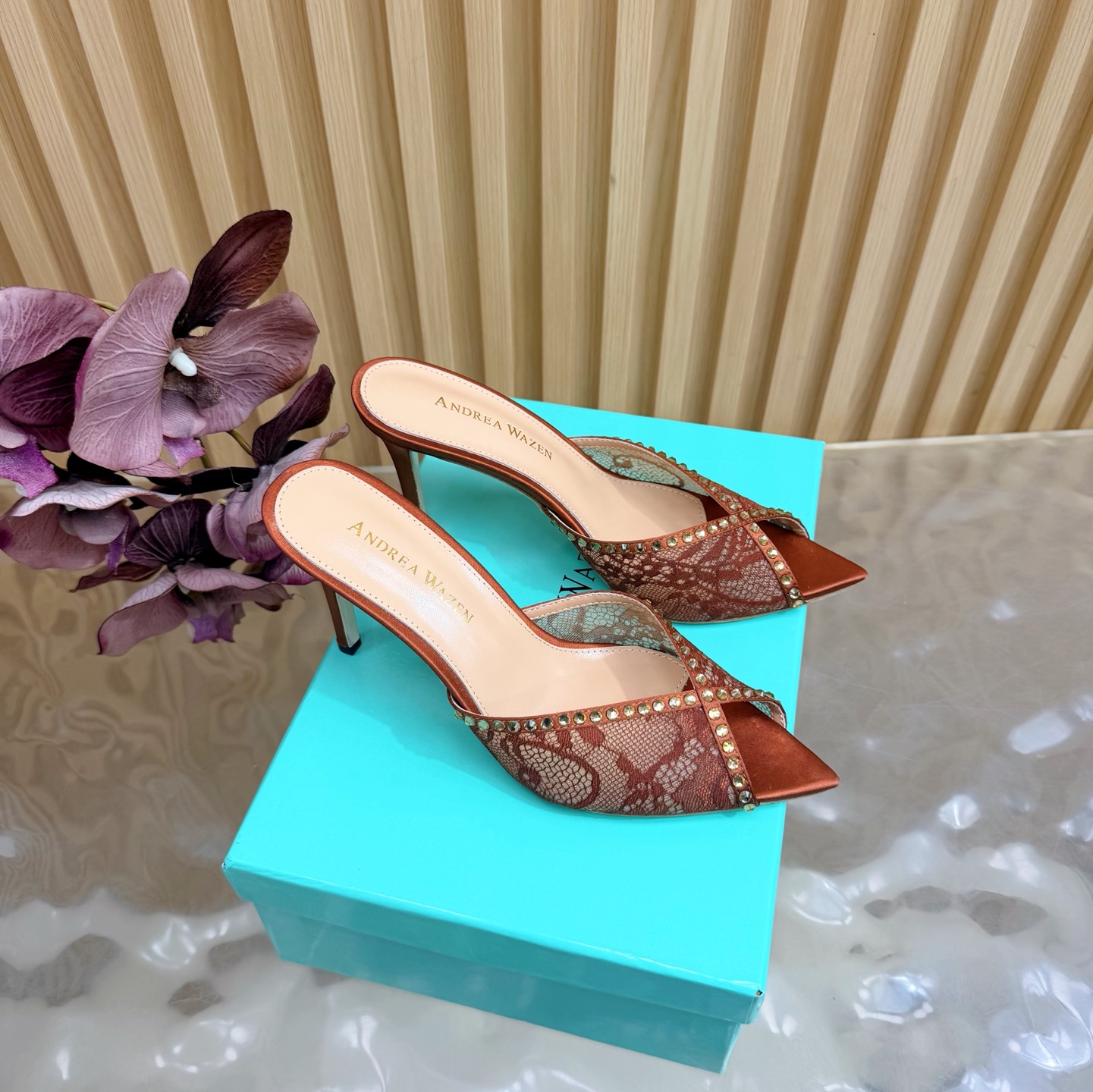 NO:758609,New Spring/Summer 2026 Andrea Wazen Slides Minimalist + pointed toe and plexiglass sandals that best evoke sophistication ——————————— Handcrafted in Italy from high-quality materials, these .5+ mm heeled sandals will add glamor to any outfit  Adhering to its traditional Italian craftsmanship, focusing on exquisite details and creating elegant femininity, +'s women's shoes will take the proportion of women's curves into consideration before designing. Secondly, on the basis of inheriting elegance, they are also more youthful and fashionable, using bright colors and elegant line design to create fashionable charm. Original mesh upper + imported diamonds. Imported high-quality goatskin lining. Heel height 10.5cm, 8.5 cm 5.5 cm, Italian cowhide outsole.  Size 5-(///Customization is non-refundable) Colors are available in 4 colors. Packaging is complete with original packaging, high heels and slippers, sandals, high heels, slippers, cowhide, sheepskin198609092026春夏新款 Andrea Wazen拖鞋 极简主义的+尖头和有机玻璃凉鞋,最能唤起精致 ———————————— 这款.5+毫米高跟凉鞋采用优质材料在意大利手工制作,可为任何装扮增添魅力 秉承了其传统意大利工艺,专注精巧细节,打造优雅女人味,+的女鞋在设计之前都会将女性曲线比例考虑在先.其次在继承了优雅的基础上,也更加年轻时髦,以鲜艳的颜色和讲究的线条设计塑造时尚魅力 鞋面原版网面+进口钻 内里垫脚进口优质山羊皮 跟高10.5cm 8.5 cm 5.5 cm 鞋底意大利牛皮大底 码数5-（///定制不退换） 颜色4色系发售 包装全套原版包装,高跟鞋拖鞋,sandals,high heels,slippers,cowhide,sheepskin,Women's Shoes