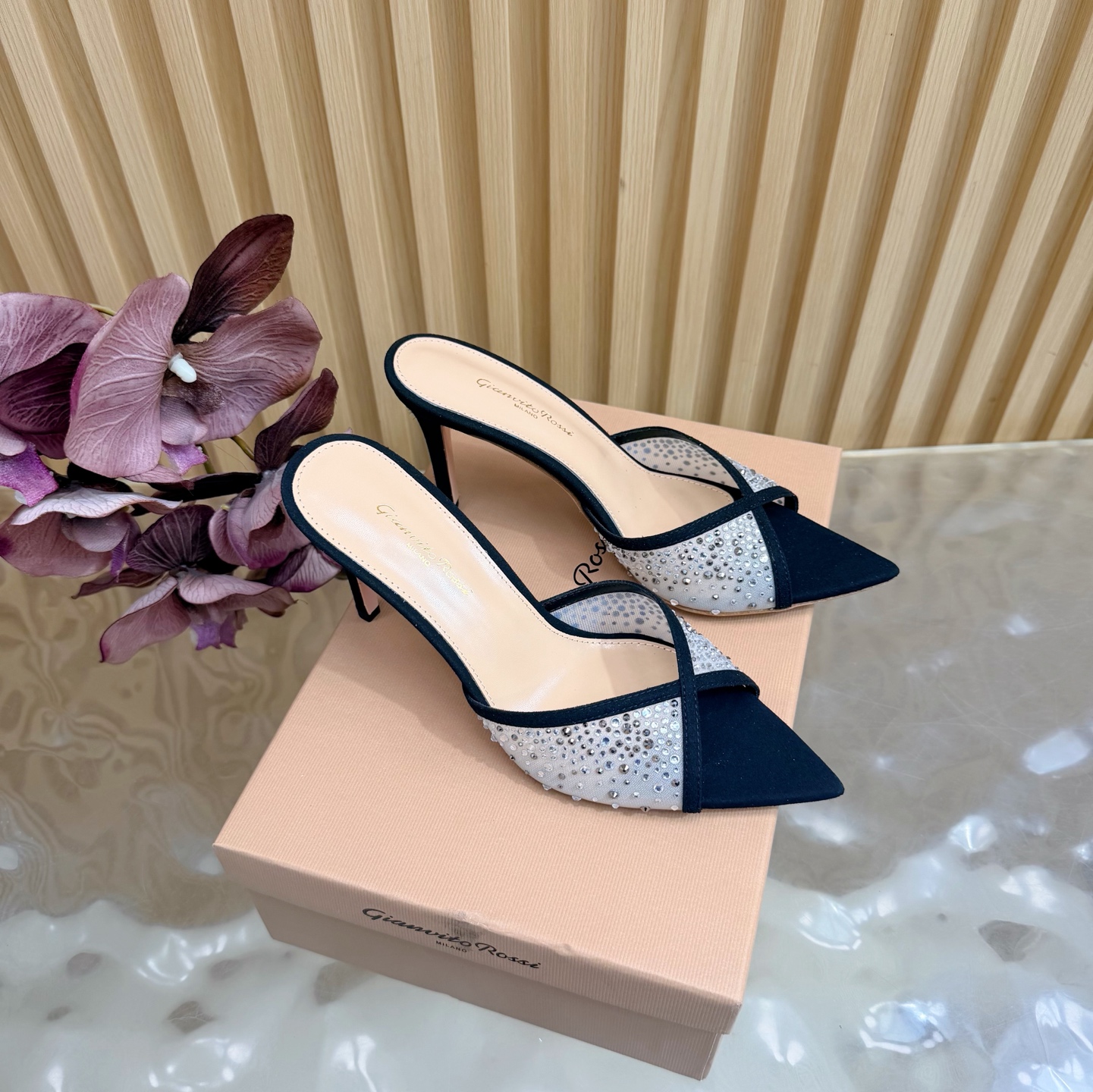 NO:758601,Gianvito Rossi 2026 classic pointed-toe mesh high-heeled slippers ———————————— It appears like the brightest star in the night sky. Classic style, eternal charm, and the electric embroidery pattern adds a dreamy color to it. Every step takes confidence and elegance, as if telling the immortal legend of fashion. If you own it, you will own the entire fashion every day.  * Sole leather outsole * Heel height 6.5cm/8.5cm/10.5cm * Size: 35-42 (40 41 42 customized, non-returnable), high heels, slippers, high heels, slippers, sheepskin, Leather soles19860909Gianvito Rossi 2026经典款尖头网纱烫钻高跟拖鞋 ———————————— 它的出现就像夜空中最璀璨的星辰 经典的款式,永恒的魅力,电绣的图案更是为其增添了梦幻的色彩 每一步都踏出自信与优雅,仿佛在诉说着时尚的不朽传奇.拥有它,便是拥有了整个时尚的每一天. _____________________________ * 鞋面网纱烫钻 * 垫脚 羊皮 * 鞋底 真皮大底 * 跟高 6.5cm/8.5cm/10.5cm * 码数:35－42（40 41 42定做不退换）,高跟鞋拖鞋,high heels,slippers,sheepskin,Leather soles,Women's Shoes