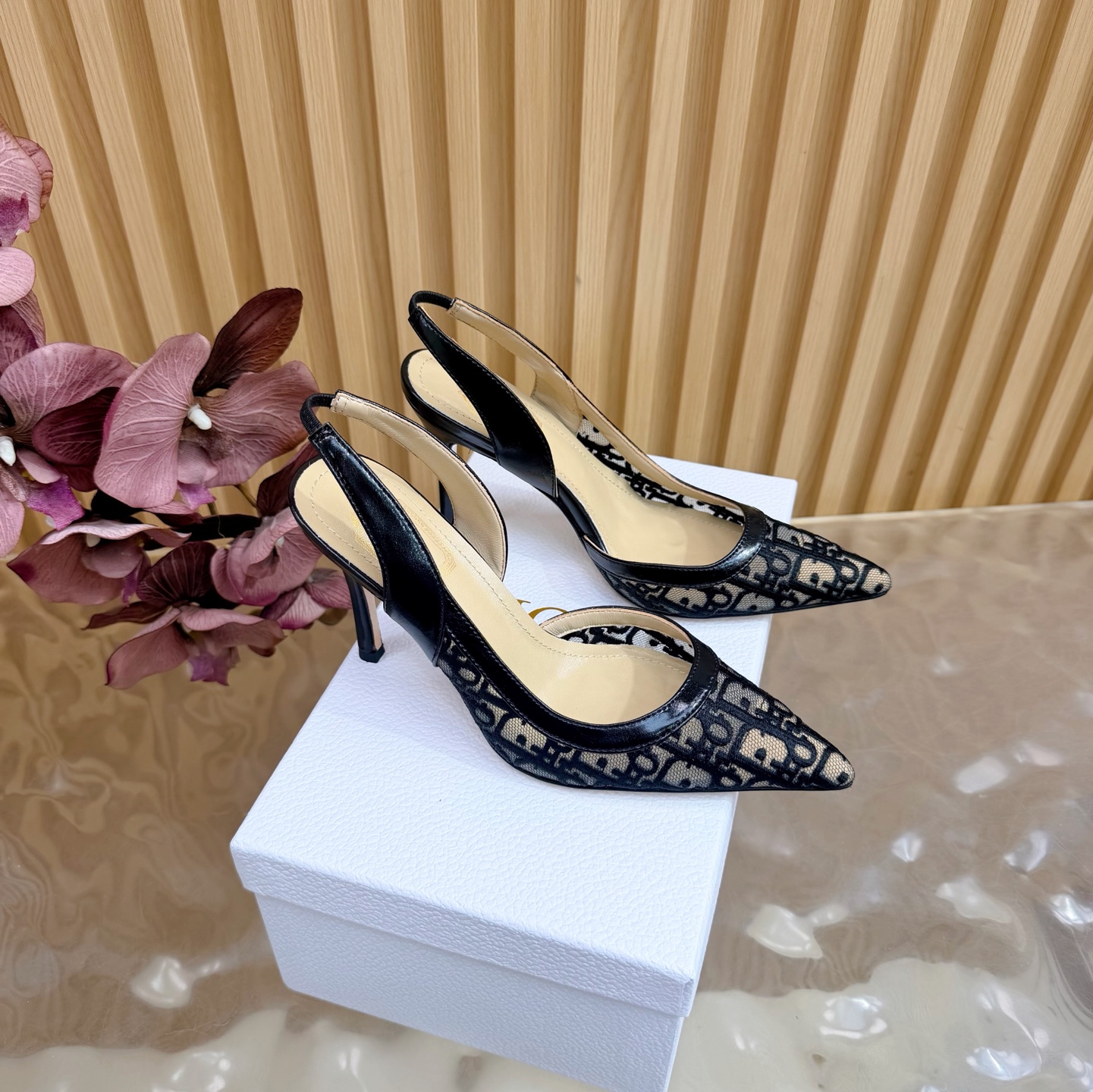 NO:758594,DIOR2026/ New spring and summer new side hollow mesh high heels —————————— Continue the timeless classics of D family!  This shoe is low-key yet gorgeous, sexy yet not ostentatious. The shape of the shoe is a delicate style that everyone loves. It is very slim. The entire curvature on the side perfectly shows the curve of the foot. It has a mature feminine flavor but also a lively girly feel. It looks so good on the foot. It is worth recommending. Go material. Upper knitted embroidered mesh. Lining mixed sheepskin. Outsole imported from Italy. Cow leather outsole. Heel height 8.5cm. Size 35-39 (40/41/42).  Customization is not returnable), high heels and sandals, dior, dior, sandals, high heels, cowhide, sheepskin19860909DIOR2026/ 春夏新品侧空网纱高跟鞋 ——————————— 延续D家永恒经典！这款鞋低调不失华丽 性感又不显张扬 鞋型是大家都爱的秀气款 非常非常显瘦 侧面整个弧度将脚部曲线完美展现 既有成熟女人味 又不乏一丝活泼少女感, 上脚也太好看了,值得推荐 Go 材质 鞋面针织刺绣网纱 内里混种羊皮 大底意大利进口牛皮大底 跟高8.5cm 码数35-39（40/41/42 定制不退换）,高跟鞋凉鞋,dior,dior,sandals,high heels,cowhide,sheepskin,Women's Shoes