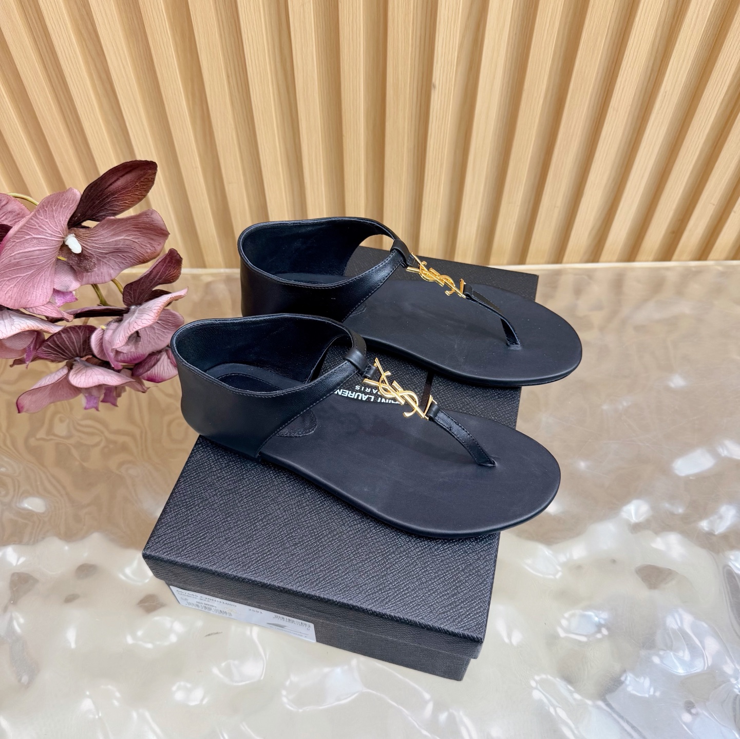 NO:787330,Saint Laurent YSL classic show sandals —————————— Super super popular style. The hardware buckles of each layout in our house need to be molded and customized at 1:1!  The size and texture are exactly the same as the original. The upper material is made of imported open-edge beaded calfskin. The lining is genuine sheepskin. The tiptoe is made of comfortable and soft tiptoe sheepskin. The sole is the original 1:1 custom-made leather outsole. It is perfect and very comfortable on the foot. The foot feels great. And whether you wear it with jeans, a small suit or a skirt, it can be matched with natural, authentic and full packaging, Italian genuine leather outsole.  Size35-41 (customized for 40, 41), split-toe shoes, saint laurent, saint laurent, saint laurent, sandals, skirts, jeans, cowhide, sheepskin, Leather soles19860909Saint Laurent圣罗兰家YSL经典秀款凉鞋 ——————————— 超级超级无敌火爆的一个款这款我们家每个版面的五金扣都要开模1:1定制！大小质感与原版完全一致鞋面材质采用进口开边珠小牛皮制作而成,内里真皮羊皮,踮脚为舒服柔软的踮脚羊皮,鞋底为原版1:1定制真皮大底、简直完美到爆、而且上脚效果非常舒服,脚感很棒,而且无论你搭配牛仔裤,小西服,裙子,都能搭配自然、正品全套包装、意大利真皮大底 Size35-41（40、41定制）,分趾鞋,saint laurent,saint laurent,saint laurent,sandals,skirts,jeans,cowhide,sheepskin,Leather soles,Women's Shoes