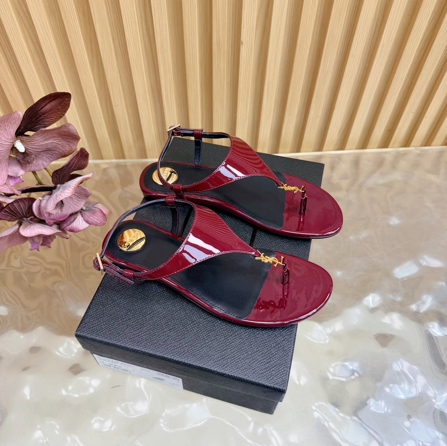 NO:787333,Saint Laurent YSL classic show style flip-up sandals —————————— Super super popular style. The hardware buckles of each layout in our house need to be molded and customized 1:1!  The size and texture are exactly the same as the original. The upper material is made of cowhide/patent leather. The lining is genuine sheepskin. The tiptoe is made of comfortable and soft tiptoe sheepskin. The sole is the original 1:1 custom-made leather outsole. It is perfect and very comfortable on the foot. The foot feels great, and whether you wear it with jeans, a small suit or a skirt, it can be matched with a natural and authentic package. High heel and flat bottom. Italian genuine leather outsole.  Size35-43 (40, 41, 42, 43 customized), split-toe shoes, saint laurent, saint laurent, saint laurent, sandals, skirts, jeans, cowhide, sheepskin, Leather soles19860909Saint Laurent圣罗兰家YSL经典秀款夹脚凉鞋 ——————————— 超级超级无敌火爆的一个款这款我们家每个版面的五金扣都要开模1:1定制！大小质感与原版完全一致 鞋面材质采用牛皮/漆皮 内里真皮羊皮,踮脚为舒服柔软的踮脚羊皮,鞋底为原版1:1定制真皮大底、简直完美到爆、而且上脚效果非常舒服,脚感很棒,而且无论你搭配牛仔裤,小西服,裙子,都能搭配自然、正品全套包装 跟高平底 意大利真皮大底 Size35-43（40、41、42、43定制）,分趾鞋,saint laurent,saint laurent,saint laurent,sandals,skirts,jeans,cowhide,sheepskin,Leather soles,Women's Shoes