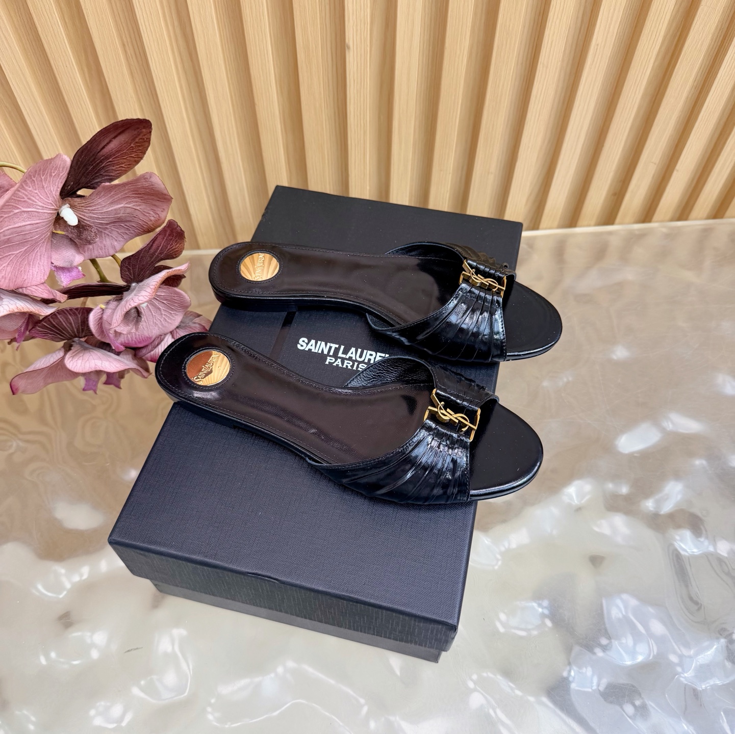 NO:787327,2026 spring and summer new YSL Saint Laurent / Yves Saint Laurent ysl slippers, super super invincible and popular slippers —————————————— This hardware buckle of each layout in our house must be molded and customized at 1:1!  The effect is very comfortable, the foot feels great, and whether you pair it with jeans, a small suit, or a skirt, it can be matched naturally. The upper is cowhide/oiled leather/sheep leather, the lining is sheepskin, and the sole is genuine leather. Size 35-42 (40-42 customization is non-returnable and non-exchangeable), high heels and slippers, saint laurent, saint laurent, saint laurent, high  heels,slippers,skirts,jeans,cowhide,sheepskin,sheep,Leather soles198609092026春夏新款 YSL Saint Laurent / 圣罗兰ysl拖鞋 超级超级无敌火爆的一个款拖鞋 —————————————— 这款我们家每个版面的五金扣都要开模1:1定制！效果非常舒服,脚感很棒,而且无论你搭配牛仔裤,小西服,裙子,都能搭配自然 鞋面牛皮/油腊皮/羊京 内里绵羊皮 鞋底真皮大底 尺码35-42（40-42定制不退不换),高跟鞋拖鞋,saint laurent,saint laurent,saint laurent,high heels,slippers,skirts,jeans,cowhide,sheepskin,sheep,Leather soles,Women's Shoes