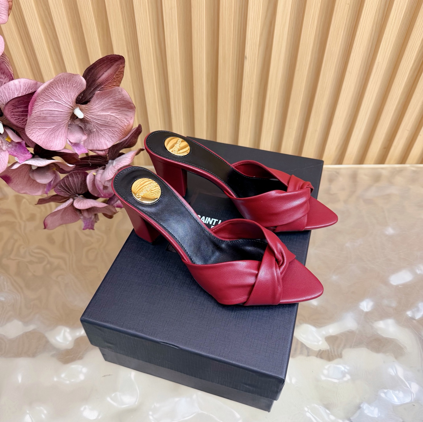 NO:787625,2026 spring and summer new YSL Saint Laurent / Yves Saint Laurent ysl slippers, super super invincible and popular slippers. The hardware buckles of each layout in our home need to be molded and customized at 1:1!  The effect is very comfortable, the foot feels great, and whether you pair it with jeans, a small suit, or a skirt, it can be matched with nature. Sheepskin upper, sheepskin lining, genuine leather outsole, heel height 7.5cm, size 35-42 (40-42 customization is non-returnable and non-exchangeable), high heels and slippers, saint laurent, saint laurent, saint laurent, high heels, slippers, skirts, jeans, sheepskin, Leather soles198609092026春夏新款 YSL Saint Laurent / 圣罗兰ysl拖鞋 超级超级无敌火爆的一个款拖鞋 这款我们家每个版面的五金扣都要开模1:1定制！效果非常舒服,脚感很棒,而且无论你搭配牛仔裤,小西服,裙子,都能搭配自然 鞋面羊皮 内里绵羊皮 鞋底真皮大底 跟高7.5cm 尺码35-42（40-42定制不退不换),高跟鞋拖鞋,saint laurent,saint laurent,saint laurent,high heels,slippers,skirts,jeans,sheepskin,Leather soles,Women's Shoes