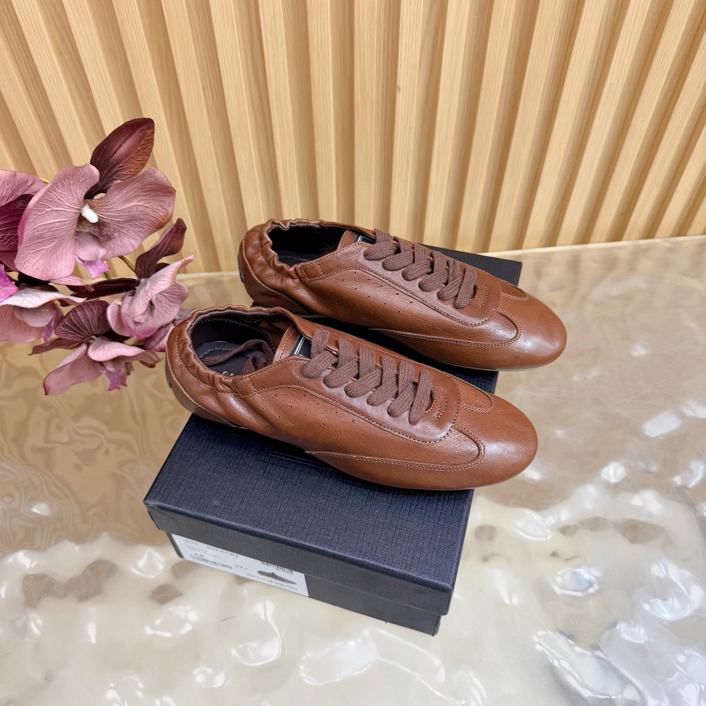 NO:787326,The top version of Saint Lauren* Saint Laurent 2026 YSL small logo Forrest sneakers ————————————— The iconic small logo is the soul of this pair of shoes. It is presented on the shoe body in a low-key and delicate manner. Different from the big and flamboyant logo, it is quiet but eye-catching. It outlines YSL’s unique fashion DNA with simple lines and inadvertently reveals the brand’s profound heritage. The classic almond-shaped design of the toe cleverly modifies the foot shape and visually lengthens the foot line.  Showing elegance and elegance. Every date and trip that the couple goes on together becomes a low-key and profound style souvenir due to the tacit blessing of this pair of shoes. The fabric is made of cowhide and the inner foot pads are all sheepskin. Original outsole size 35–40 (customized for 40), casual shoes/sports shoes, saint laurent, saint laurent, saint laurent, sneakers, cowhide, sheepskin19860909顶级版本Saint Lauren*圣罗兰2026 YSL小logo 阿甘鞋运动鞋 ————————————— 标志性的小logo是这双鞋的灵魂所在 以低调而精致的姿态呈现于鞋身之上. 不同于张扬的大标识 它安静却醒目 用简洁线条勾勒出YSL独有的时尚DNA 在不经意间透露出品牌的深厚底蕴 鞋头的经典杏仁形设计 巧妙修饰脚型 在视觉上拉长足部线条 彰显优雅与秀气 . 情侣共赴的每一场约会 每一次出行 都因这双鞋的默契加持 成为低调又深刻的风格纪念. 面料采用牛皮 内里垫脚均为羊皮 原版大底 size35–40（40定制）,休闲鞋/运动鞋,saint laurent,saint laurent,saint laurent,sneakers,cowhide,sheepskin,Women's Shoes