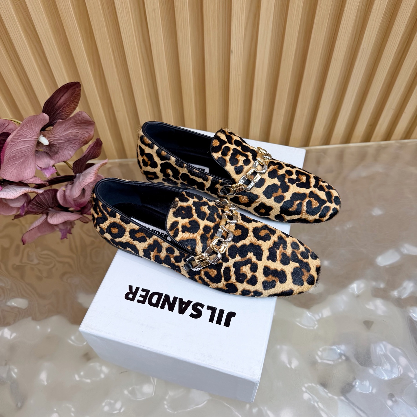 NO:788025,High-quality glossy chain Jil sander Jil Sander 26 spring and summer new chain flat-bottomed round-toe loafers slip-on flat shoes!  The typical loafer shoe shape is one-step, easy to put on and take off. The toe is designed with a small round toe, which is retro and grand in style. It can modify the shape of the foot and provide a relatively loose space for the toes. It will not squeeze the toes too much like point-toe shoes. The wearing comfort is guaranteed in both visual and practical experience.  The most eye-catching decoration on the shoe is a metal chain, which is designed in gold and silver. The two metal colors collide together, which is neither too monotonous nor too exaggerated. It adds a sense of gorgeousness and fashion highlights to the entire pair of shoes. It is the finishing touch of this pair of shoes, making the classic loafer style instantly more personalized and trendy. It also reflects JIL SANDER's control of details and texture in design, cleverly combining simplicity and luxury.  The upper is made of original cracked butter leather sheep/horse hair, the lining is sheepskin, and the Italian imported genuine leather outsole is code number: 35-41 (40 and 41 are custom-made and cannot be returned or exchanged). Comes with original packaging, loafers, jil sander, jil sander, loafers, sheepskin, Leather soles.19860909高品质光面 链条 Jil sander 吉尔桑达26春夏新品链条平底圆头乐福鞋一脚蹬套脚平底单鞋！ 典型的乐福鞋鞋型,属于一脚蹬,方便穿脱.鞋头为小圆头设计,这种鞋头风格复古又大气,能够修饰脚型,同时给脚趾提供相对宽松的空间,不会像尖头鞋那样对脚趾有过多挤压,穿着舒适度在视觉和实际体验上都有保障. 鞋面上最亮眼的装饰是一条金属链条,链条采用了金色和银色相间的设计,两种金属色碰撞在一起,既不会过于单调,又不会显得过于浮夸,为整双鞋增添了华丽感与时尚亮点,是这双鞋的点睛之笔,让经典的乐福鞋款式瞬间变得更具个性与潮流感,也体现了JIL SANDER在设计上对细节和质感的把控,将简约与奢华巧妙结合. 鞋面采用原版爆裂纹牛油皮羊/马毛 内里垫脚羊皮 意大利进口真皮大底 码数:35-41（40 41定做不退换） 配原版包装,乐福鞋,jil sander,jil sander,loafers,sheepskin,Leather soles,Women's Shoes
