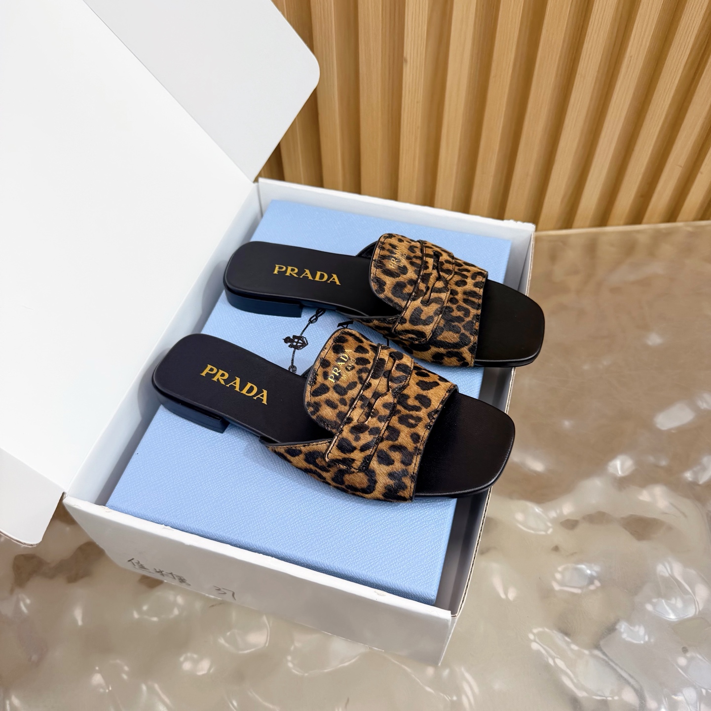 NO:788011,High version | Prada 6 new products New flip-flop triangle sandals/shoes series in the counter ———————— Comes with airplane case Upper cowhide (fine texture) Specific mixed sheepskin lining Outsole Genuine leather sole Shoe size: 35-41 (customized 40 and 41 are non-returnable) Original counter full set of luxury packaging, slippers, prada, sandals, slippers, cowhide, sheepskin19860909高版本 | Prada 6 新品 专柜新款夹脚三角标凉鞋/单鞋 系列上新 —————————配飞机盒 鞋面牛皮（质感细腻）  内里特定混种羊皮内里 大底真皮底 鞋码:35-41（40、41定制不退换） 原版专柜全套豪华包装,拖鞋,prada,sandals,slippers,cowhide,sheepskin,Women's Shoes