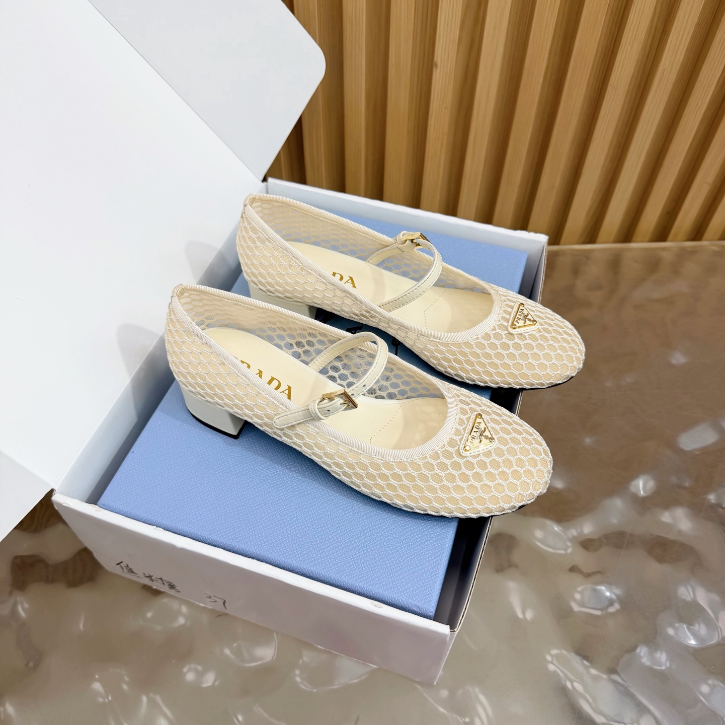 NO:788008,High version | Prada 6 new products New flip-flop triangle sandals/shoes series in the counter ———————— Comes with airplane box Upper mesh Specific hybrid sheepskin lining Outsole Genuine leather sole Shoe size: 35-41 (customized 40 and 41 are non-returnable) Original counter full set of luxury packaging, ballet shoes, prada, sandals, sheepskin19860909高版本 | Prada 6 新品 专柜新款夹脚三角标凉鞋/单鞋 系列上新 —————————配飞机盒 鞋面网纱  内里特定混种羊皮内里 大底真皮底 鞋码:35-41（40、41定制不退换） 原版专柜全套豪华包装,芭蕾舞鞋,prada,sandals,sheepskin,Women's Shoes