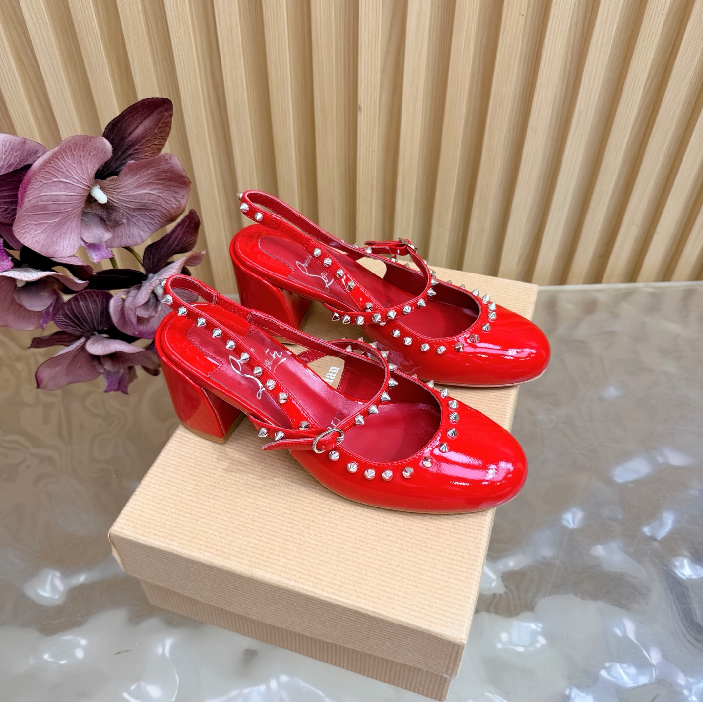 NO:788005,Christian Louboutin | 2026 s original CL new show high heels ~ Fashion catwalk red-soled sandals ———————————— New red-soled metal and fiery rose high-heeled shoes There is nothing to say, they are completely beautiful and crazy #fatal temptation Upper: Beautiful new style, with roses on the toes in full bloom, sewn into flowers from petals to crystal inlays, all hand-stitched. The upper foot is exquisite and attractive. The material is patent leather and the lining is sheepskin.  Outsole Original imported top quality genuine leather outsole Size35–41 (40.41.) Customized and non-refundable Heel height 6.5cm, high heels sandals, christian louboutin, sandals, high heels, sheepskin, Leather soles19860909Christian Louboutin | 2026 s原版CL全新秀款高跟鞋～ 时装走秀红底凉鞋 ———————————— 新款红底金属跟火红玫瑰高跟鞋 没什么好说的就是一整个美疯#致命的诱惑 鞋面:绝美的新款,盛放足尖上的玫瑰,从花瓣缝制为花朵,在到水晶的镶嵌均全部纯手工缝制 上脚精致逼人 材质漆皮 内里羊皮里 大底原版进口顶级真皮大底 Size35–41（40.41.）订做不退换 跟高6.5cm,高跟鞋凉鞋,christian louboutin,sandals,high heels,sheepskin,Leather soles,Women's Shoes