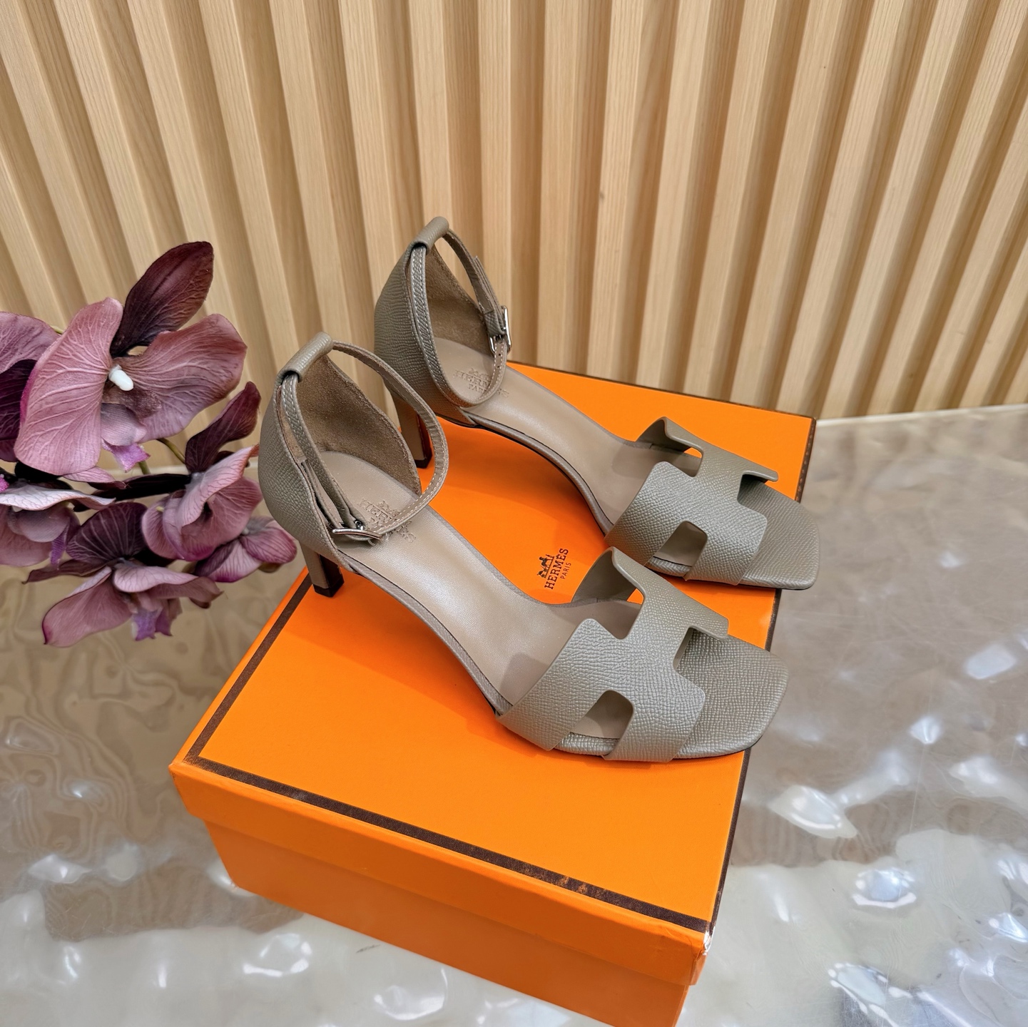 NO:788832,The top version of Hermès/Hermès classic H-shaped high-heeled sandals ——————Back-pack style Very retro design Strong exotic style Full of fashion, casual style, simple style will be great if you match it with a sense of high-end It’s hard not to love the versatile colors and smooth lines!  The fabric is made of imported calfskin/ pebbled cowhide. The inner foot pads are all lambskin. The leather outsole is imported from Italy. The heel height is 6.5cm/9cm. Size34-343 (34/40/41/42/43 customized), high heels and sandals, hermes, hermes, sandals, high heels, cowhide, sheepskin19860909顶级版本Hermès/爱马仕经典H型高跟凉鞋 ——————————后包款 极约复古的设计 浓厚的异域风情 时髦感十足、随便上脚都很有腔调 简简单单的款式随便搭配一下高级感就很棒 百搭的颜色流畅的线条很难不爱！ 面料采用进口小牛皮/荔枝纹牛皮 内里垫脚均为小羊皮 意大利进口牛皮大底 跟高6.5cm/9cm Size34-343（34/40/41/42/43定制）,高跟鞋凉鞋,hermes,hermes,sandals,high heels,cowhide,sheepskin,Women's Shoes