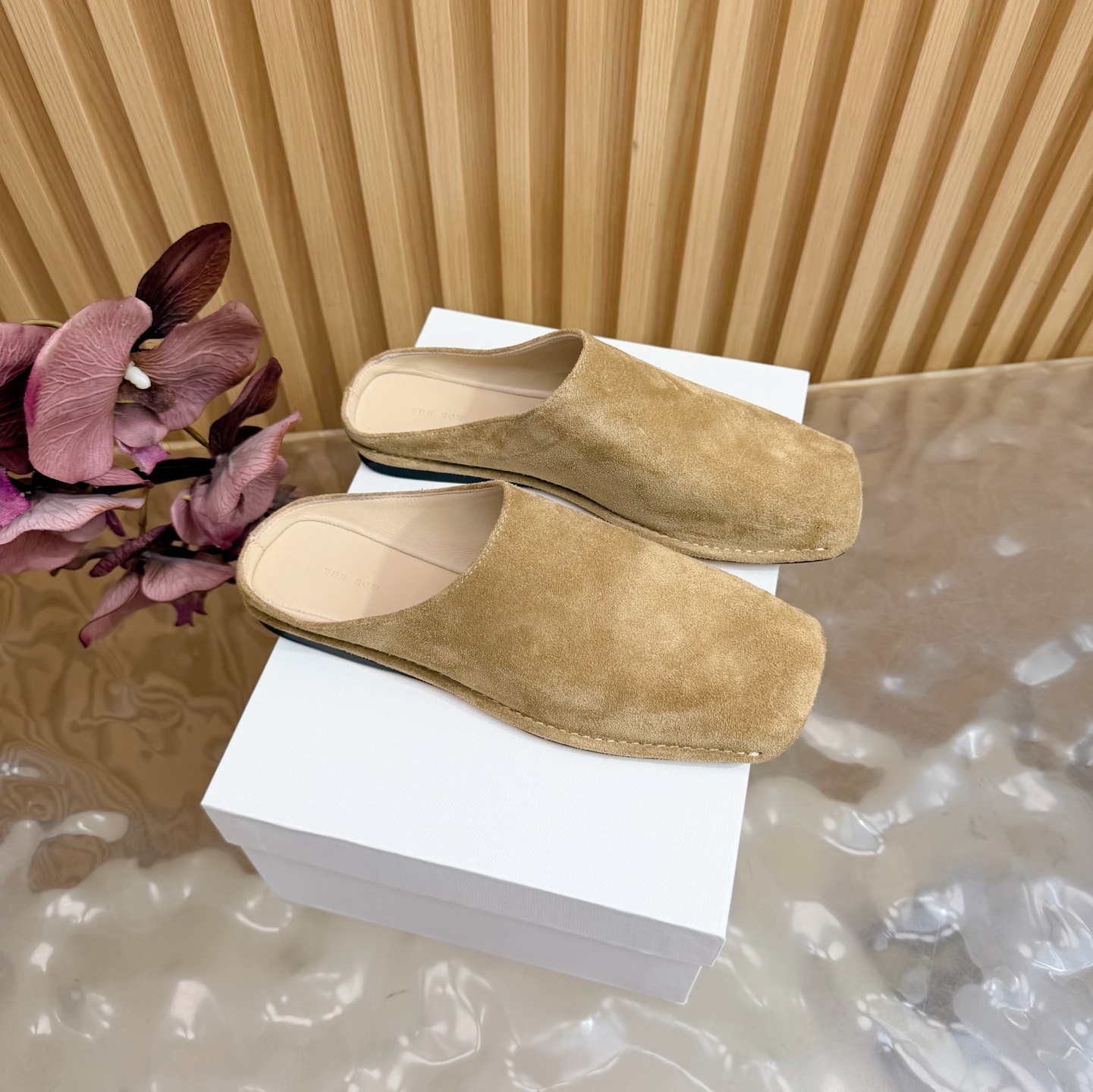 NO:788831,2026 new model THE ROW ~ Retro square toe half-drag, a clever combination of simplicity and luxury, retaining the classic charm without losing the solemn calmness ———————————— From the smooth lines of the shoe shape to the delicate craftsmanship of the outsole, everything shows the brand’s dedication to quality. Whether paired with simple trousers or elegant skirts, it can add simple beauty to you and a somewhat noble temperament; the upper material is cowhide/sheep leather and the lining is made of soft sheepskin.  The insole is also made of sheepskin folded high-elastic latex, and the circumferential stitching highlights the beauty while improving the comfort of wearing. Genuine leather outsole, size 35/42 (customized for 40, 41, 42), half drag, skirts, cowhide, sheepskin, sheep, Leather soles198609092026新款 THE ROW~复古方头半拖 简约而不失奢华的巧妙结合,既保留经典的韵位且不失庄重的沉稳 ————————————— 从鞋型流畅的线条到大底的细腻工艺处理无处不彰显品牌对品质的执着 无论搭配简约的裤装还是优雅的裙装亦能为你增添简约美的同时又颇有几分高贵的气质； 鞋面材质为牛皮/羊京 内里采用柔软的羊皮 鞋垫亦采用羊皮包折高弹乳胶,周圈车线突显美感的同时又提升了穿着的舒适 真皮大底 码数35/42（40、41、42定制）,半拖,skirts,cowhide,sheepskin,sheep,Leather soles,Women's Shoes