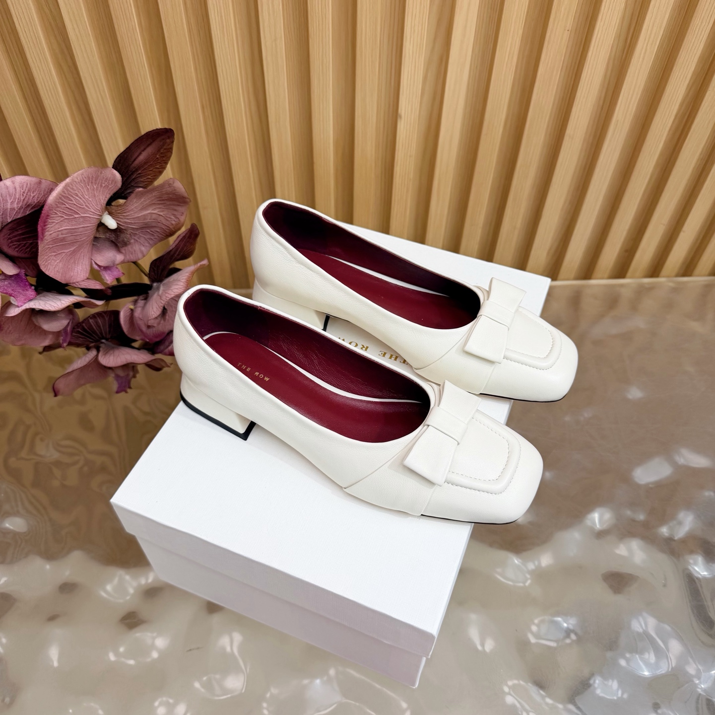 NO:788829,2026 new THE ROW ~ retro square-toe shoes are a clever combination of simplicity and luxury, retaining the classic charm without losing the solemn calmness ———————————— From the smooth lines of the shoe shape to the delicate craftsmanship of the outsole, everything shows the brand’s dedication to quality. Whether paired with simple trousers or elegant skirts, it can add simple beauty to you and a somewhat noble temperament; the upper material is cowhide, the lining is made of soft sheepskin, and the leather outsole  Size 35/41 (40, 41 customized), single shoes, skirts, cowhide, sheepskin, Leather soles198609092026新款 THE ROW~复古方头单鞋 简约而不失奢华的巧妙结合,既保留经典的韵位且不失庄重的沉稳 ————————————— 从鞋型流畅的线条到大底的细腻工艺处理无处不彰显品牌对品质的执着 无论搭配简约的裤装还是优雅的裙装亦能为你增添简约美的同时又颇有几分高贵的气质； 鞋面材质为牛皮 内里采用柔软的羊皮 真皮大底 码数35/41（40、41定制）,单鞋,skirts,cowhide,sheepskin,Leather soles,Women's Shoes