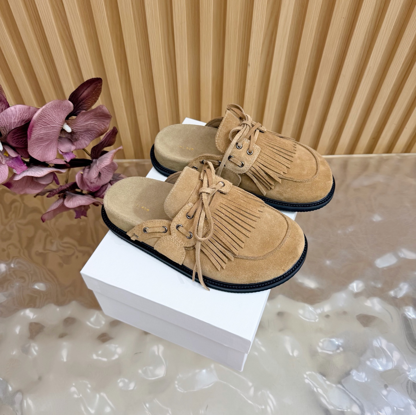 NO:788827,2026 new THE ROW ~ retro square-toe Birkenstock slippers, a clever combination of simplicity and luxury, retaining the classic charm without losing the solemn composure ———————————— From the smooth lines of the shoe shape to the delicate craftsmanship of the outsole, everything shows the brand’s dedication to quality. Whether paired with simple trousers or elegant skirts, it can add simple beauty to you and a somewhat noble temperament; the upper material is nubuck leather and the lining is made of soft sheepskin.  Code number 35/41 (40, 41 customized), semi-trailers, slippers, skirts, sheepskin198609092026新款 THE ROW~复古方头勃肯拖鞋 简约而不失奢华的巧妙结合,既保留经典的韵位且不失庄重的沉稳 ————————————— 从鞋型流畅的线条到大底的细腻工艺处理无处不彰显品牌对品质的执着 无论搭配简约的裤装还是优雅的裙装亦能为你增添简约美的同时又颇有几分高贵的气质； 鞋面材质为磨砂皮 内里采用柔软的羊皮 码数35/41（40、41定制）,半拖,slippers,skirts,sheepskin,Women's Shoes