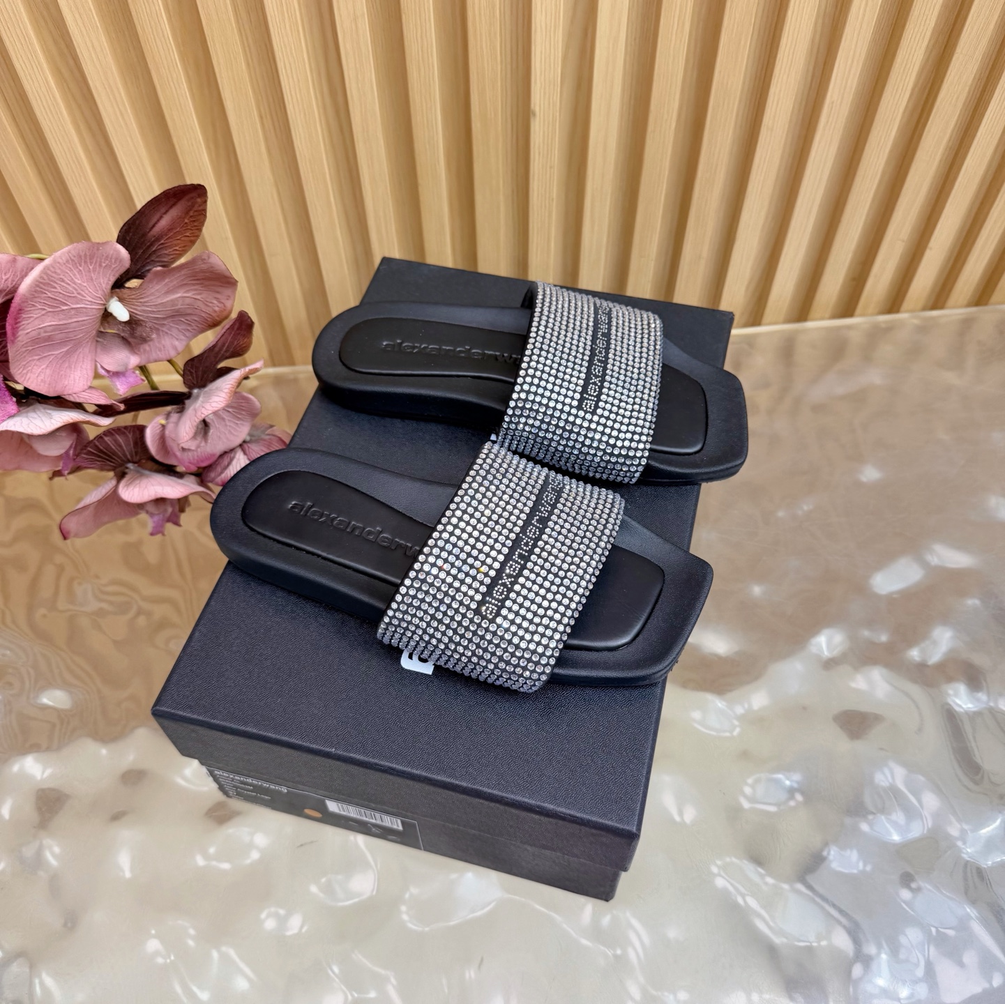 NO:788823,A*lexander~ Wang Alexander ·Wang’s latest hot-selling drag series for early spring 2026, major Internet celebrities have launched their shows!  —————————— The latest model synchronized with the official website, the highest version of the lazy height increasing slippers in the counter, the market’s exclusive original packaging, original silk hot diamond, you must have a pair of king slippers in spring and summer... Upper: silk hot diamond Outsole: original rubber sole Number of yards: 35-39 (40.41 customized non-refundable) Packaging: original full package, slippers, alexander wang, slippers, real silk19860909A*lexander~ Wang亚力山大 ·王2026s早春最新爆款拖系列,各大网红明星纷纷开秀！ ————————— 官网同步最新款,专柜最高版本懒人增高拖,市场独家原单包装,原单真丝烫钻,春夏季必须拥有一双大王拖鞋…… 鞋面: 真丝烫钻 大底:原版橡胶底 码数:35-39（40.41定制不退换） 包装:原版全套包装,拖鞋,alexander wang,slippers,real silk,Women's Shoes