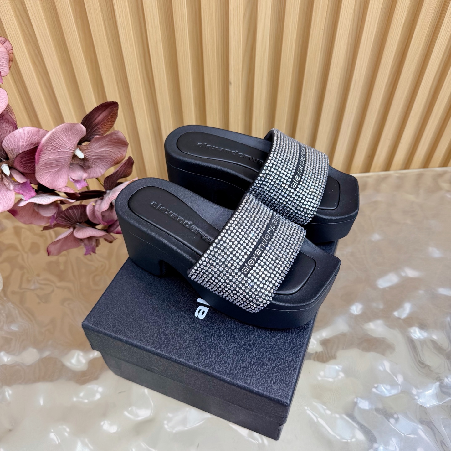 NO:788825,A*lexander~ Wang Alexander ·Wang’s latest hot-selling drag series for early spring 2026, major Internet celebrities have launched their shows!  ——————————Thick sole The latest model from the official website, the highest version of the lazy height increasing slippers in the counter, exclusive original packaging in the market, original single silk hot rhinestones, you must have a pair of king slippers in spring and summer... Upper: silk hot rhinestones Outsole: original rubber sole Number of yards: 35-39 (40.41 customized non-returnable) Packaging: original full package, slippers, alexander wang, slippers, real silk19860909A*lexander~ Wang亚力山大 ·王2026s早春最新爆款拖系列,各大网红明星纷纷开秀！ ——————————厚底 官网同步最新款,专柜最高版本懒人增高拖,市场独家原单包装,原单真丝烫钻,春夏季必须拥有一双大王拖鞋…… 鞋面: 真丝烫钻 大底:原版橡胶底 码数:35-39（40.41定制不退换） 包装:原版全套包装,拖鞋,alexander wang,slippers,real silk,Women's Shoes