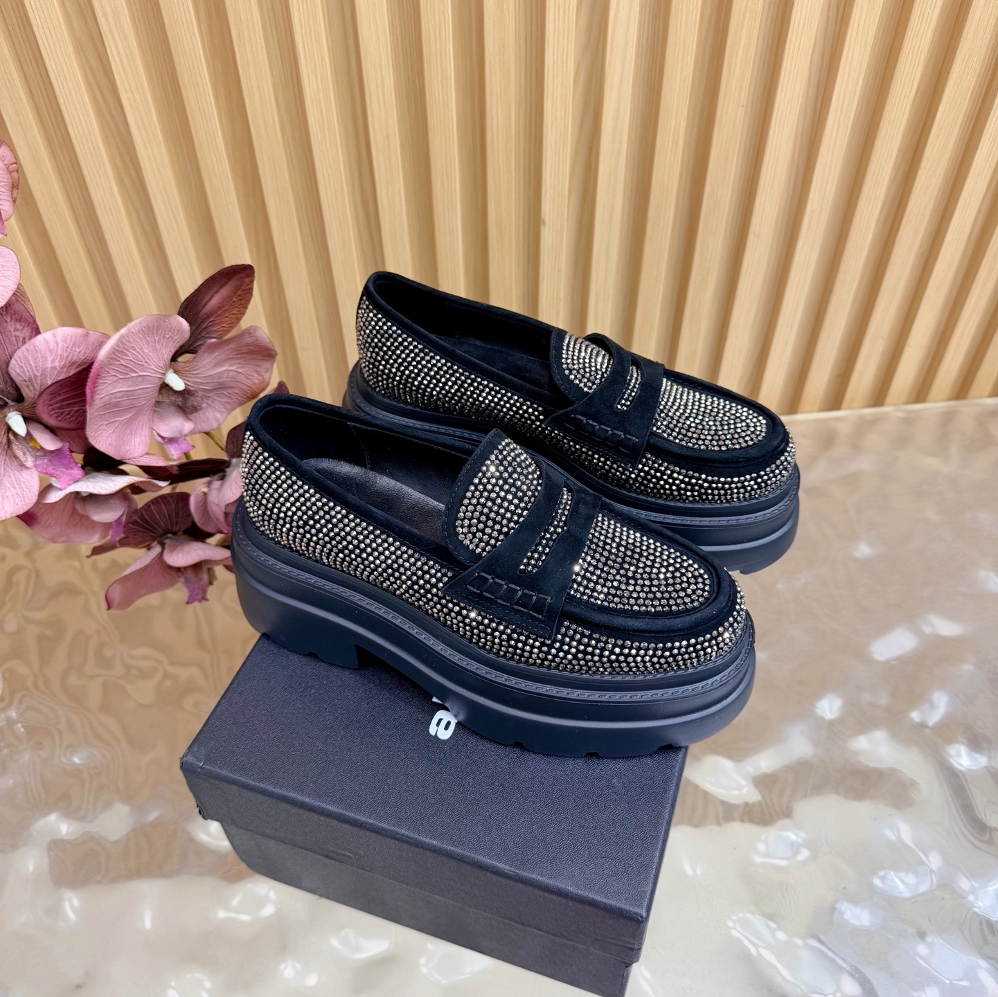 NO:788819,2026 new autumn and winter new products, purchasing agent level Alexander*ang.｜Alexander Wang’s new autumn and winter products, stunning thick-soled casual loafers ————————————— Not vulgar but not ordinary!  It looks soft and boneless, but it is actually very tolerant, modifying the shape of the legs and elongating the body!  The lines are smooth, chic, versatile and comfortable on the feet. The modern kitten heel shows attitude, ladies and gentlemen may wish to explore various combinations and wear it with various items such as denim shorts or flowing dresses, which can be matched with various styles~ Go Material: Rhinestone upper, sheepskin lining, original outsole, size 35-41 (customized 40 41), loafers half-slip, alexander  wang,loafers,skirts,shorts,sheepskin198609092026秋冬新款 代购级别 Alexander*ang.｜亚历山大王秋冬新品绝美厚底 休闲乐福鞋 ————————————— 不俗不素！看似柔若无骨,实则包容性极强,修饰腿型,拉长身形！线条流畅,潇洒、百搭且脚感舒适.摩登小猫跟尽显态度,小姐姐们不妨尽情探索多样搭配,与牛仔短裤或飘逸连衣裙等各式单品同穿,均可搭配出各式风情~ Go 材质 鞋面钻面 内里羊皮内里 大底原版一比一开模厚底 码数35-41（40 41 定制）,乐福鞋半拖,alexander wang,loafers,skirts,shorts,sheepskin,Women's Shoes