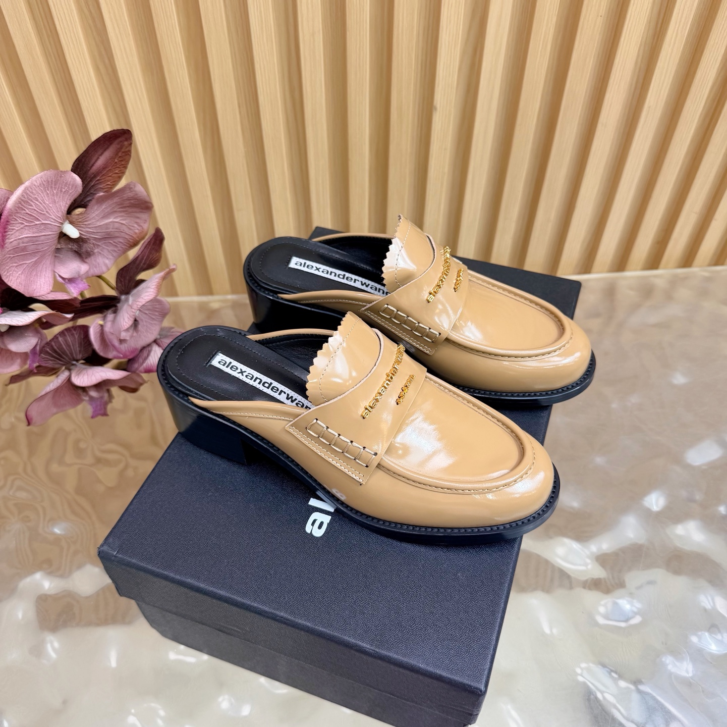NO:788821,2026 new autumn and winter new products, purchasing agent level Alexander*ang.｜Alexander Wang’s new autumn and winter products, stunning thick-soled casual loafers ————————————— Not vulgar but not ordinary!  It looks soft and boneless, but it is actually very tolerant, modifying the shape of the legs and elongating the body!  The lines are smooth, chic, versatile and comfortable on the feet. The modern kitten heel shows attitude, ladies and gentlemen may wish to explore various combinations and wear it with various items such as denim shorts or flowing dresses, which can be matched with various styles~ Go material Open edge beads on the upper Sheepskin lining Outsole Genuine leather sole Heel height 4.5cm Size 35-41 (customized 40 41), loafers half-slippers, alexander  wang,loafers,skirts,shorts,sheepskin198609092026秋冬新款 代购级别 Alexander*ang.｜亚历山大王秋冬新品绝美厚底 休闲乐福鞋 ————————————— 不俗不素！看似柔若无骨,实则包容性极强,修饰腿型,拉长身形！线条流畅,潇洒、百搭且脚感舒适.摩登小猫跟尽显态度,小姐姐们不妨尽情探索多样搭配,与牛仔短裤或飘逸连衣裙等各式单品同穿,均可搭配出各式风情~ Go 材质 鞋面开边珠 内里羊皮内里 大底真皮底 跟高4.5cm 码数35-41（40 41 定制）,乐福鞋半拖,alexander wang,loafers,skirts,shorts,sheepskin,Women's Shoes