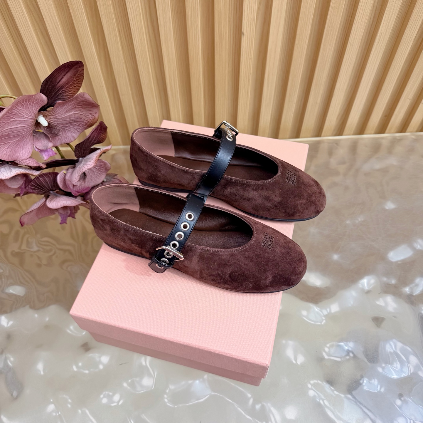 NO:788815,High version MiuMiu 2026 spring and summer new style French fairy style Mary Jane flat shoes ballet shoes Ballet flat shoes appeared in the 2026 spring and summer fashion show, reinterpreting the iconic style of the MiuMiu series.  The unique design is accompanied by a bow tie and a small belt buckle, showing a feminine style. This pair of ballet shoes is simply poisonous. The more you look at it, the more you like it. It is true that the more you look at it, the more you like it. From gorgeous skirts to smart and simple trousers, these ballet shoes can be used in everything, making themselves the highlight of the look. The fabric is custom-made original Yang Jing, the lining is sheepskin, the outsole is original rubber outsole, the size is 35-39 (40, 41)  Customized (non-returnable), ballet shoes, miumiu, mary jane, flats, skirts, sheepskin, sheep19860909高版本  MiuMiu 2026春夏新款 法式仙女风玛丽珍平底鞋单鞋芭蕾舞鞋 芭蕾平底鞋亮相2026春夏时装秀,焕新演绎MiuMiu系列标志性的风格. 别致的设计伴以蝴蝶结与小皮带扣,展露柔美风情.这双芭蕾舞鞋简直有毒,越看越中意真不是瞎说的.从华丽的裙装,到干练简洁的裤装.这双芭蕾舞鞋无一不能驾驭,妥妥的让自己成为造型的亮点. 面料定制原版羊京 内里垫脚羊皮 大底原版橡胶大底 码数35-39（40、41 定做不退换）,芭蕾舞鞋,miumiu,mary jane,flats,skirts,sheepskin,sheep,Women's Shoes