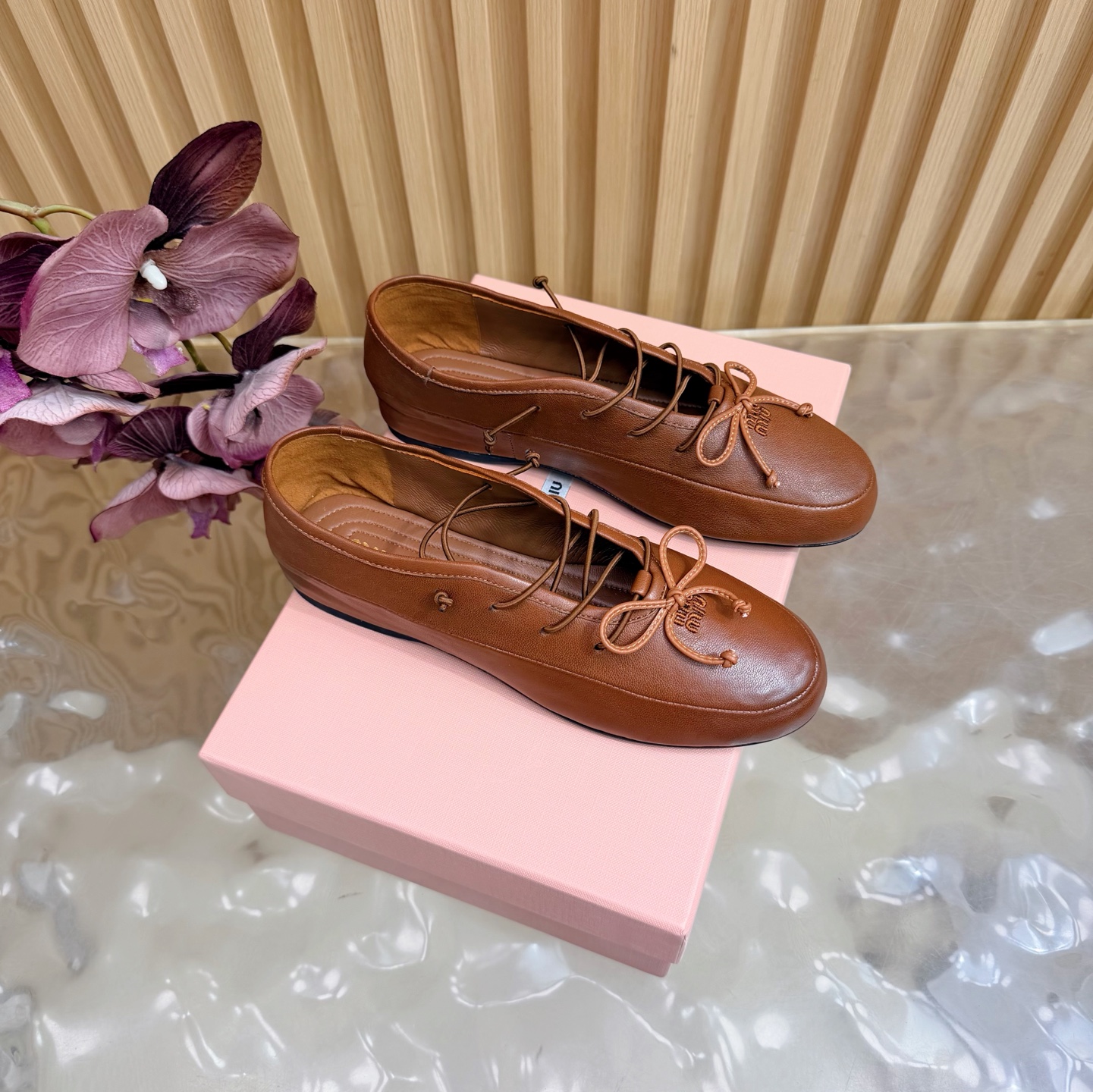NO:788817,High version MiuMiu 2026 spring and summer new style French fairy style Mary Jane flat shoes ballet shoes Ballet flat shoes appeared in the 2026 spring and summer fashion show, reinterpreting the iconic style of the MiuMiu series.  The unique design is accompanied by a bow tie and a small belt buckle, showing a feminine style. This pair of ballet shoes is simply poisonous, and the more you look at it, the more you like it. It is true that the more you look at it, the more you like it. From gorgeous skirts to smart and simple trousers, these ballet shoes can be used in everything, making themselves the highlight of the look. The fabric is customized original sheepskin, the lining is sheepskin, the outsole is the original rubber outsole, the size is 35-39 (40, 41)  Customized (non-refundable), ballet shoes, miumiu, mary jane, flats, skirts, sheepskin19860909高版本  MiuMiu 2026春夏新款 法式仙女风玛丽珍平底鞋单鞋芭蕾舞鞋 芭蕾平底鞋亮相2026春夏时装秀,焕新演绎MiuMiu系列标志性的风格. 别致的设计伴以蝴蝶结与小皮带扣,展露柔美风情.这双芭蕾舞鞋简直有毒,越看越中意真不是瞎说的.从华丽的裙装,到干练简洁的裤装.这双芭蕾舞鞋无一不能驾驭,妥妥的让自己成为造型的亮点. 面料定制原版羊皮 内里垫脚羊皮 大底原版橡胶大底 码数35-39（40、41 定做不退换）,芭蕾舞鞋,miumiu,mary jane,flats,skirts,sheepskin,Women's Shoes