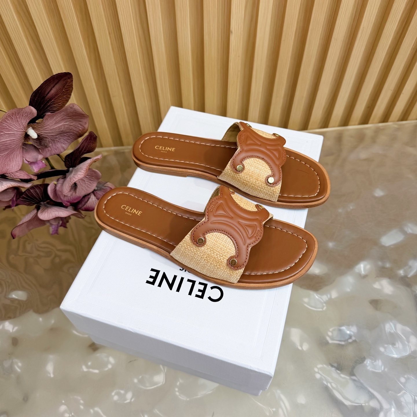 NO:788826,2026 spring and summer new style CELINE Celine autumn and winter latest Arc de Triomphe logo slippers —————————— Many celebrity Internet celebrities have planted grass. Very popular thin-soled lazy style design elements. Simple cowhide stitching and brand logo embellishment. Very recognizable. Super versatile and good-looking on the feet. Adjusted countless times. Gentle wearing experience. Full foot comfort. Fabric: Original customized cowhide/woven. Original customized sheepskin lining.  Original leather sole Size: 35-41 (40 41 42 customization is not returnable), slippers, celine, celine, slippers, cowhide, sheepskin198609092026春夏新款 CElINE赛琳秋冬最新款凯旋门logo拖鞋 ——————————— 超多明星网红种草 非常火的薄底慵懒风设计元素 简简单单的牛皮拼接加上品牌logo点缀 非常有辨识度 上脚超级百搭好看 调试无数次楦型 轻柔穿着体验 脚感舒适度拉满 面料:原版定制牛皮/编织 内里原版定制羊皮 原版真皮底 Size:35-41（40 41 42定制不退换）,拖鞋,celine,celine,slippers,cowhide,sheepskin,Women's Shoes