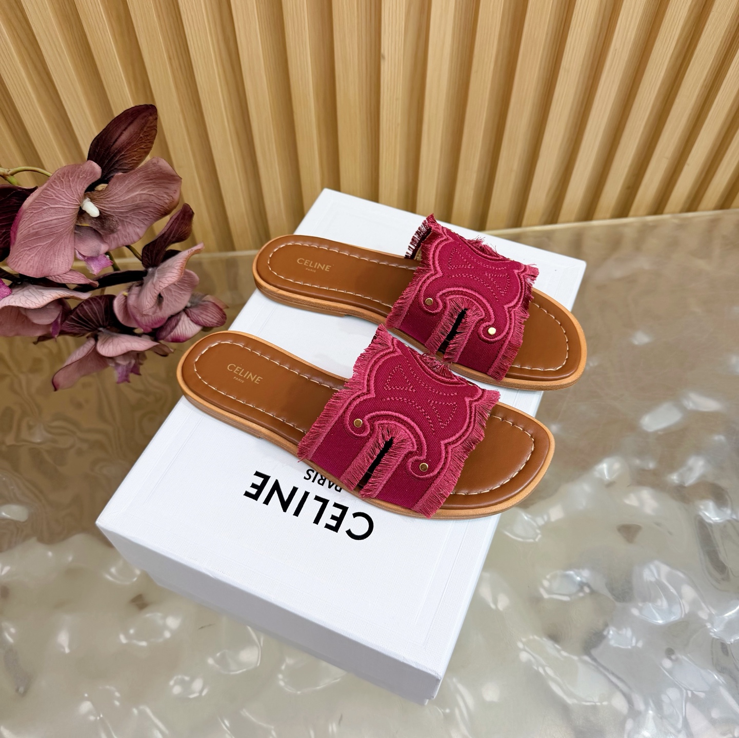 NO:788828,2026 spring and summer new style CELINE Celine autumn and winter latest Arc de Triomphe logo slippers —————————— Many celebrity Internet celebrities have planted grass. Very popular thin-soled lazy style design elements. Simple cowhide stitching and brand logo embellishment. Very recognizable. Super versatile and good-looking on the feet. Adjusted countless times. Gentle wearing experience. Full foot comfort. Fabric: Original customized denim. Original customized sheepskin lining. Original leather sole.  Size: 35-41 (40 41 42 customization is not returnable), slippers, celine, celine, slippers, cowhide, sheepskin198609092026春夏新款 CElINE赛琳秋冬最新款凯旋门logo拖鞋 ——————————— 超多明星网红种草 非常火的薄底慵懒风设计元素 简简单单的牛皮拼接加上品牌logo点缀 非常有辨识度 上脚超级百搭好看 调试无数次楦型 轻柔穿着体验 脚感舒适度拉满 面料:原版定制牛仔布 内里原版定制羊皮 原版真皮底 Size:35-41（40 41 42定制不退换）,拖鞋,celine,celine,slippers,cowhide,sheepskin,Women's Shoes