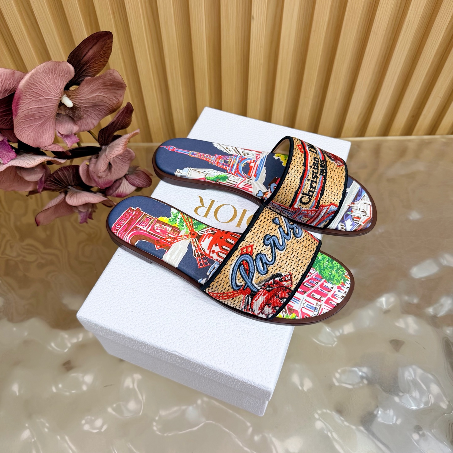 NO:788822,So pretty DIOR2026/ Spring and summer new summer style holiday style woven embroidered flat slippers, a must-have for summer!  !  !  !  !  —————————— Continue the timeless classics of the D family!  This shoe is low-key yet gorgeous, sexy yet not ostentatious. The shape of the shoe is a delicate style that everyone loves. It is very slim. The entire curvature of the side perfectly shows the curve of the foot. It has a mature feminine flavor but also a lively girlish feel. It looks great on the foot. It is worth recommending. Go material. Woven embroidery on the upper. Mixed sheepskin lining. Outsole imported from Italy. Cowhide outsole. High flat heel. Size 35-39 (40/41/42)  Customization is not returnable), slippers, dior, dior, slippers, cowhide, sheepskin19860909太好看了 DIOR2026/ 春夏新品夏日风情 度假风编织刺绣平底拖鞋 夏天必备！！！！！ ——————————— 延续D家永恒经典！这款鞋低调不失华丽 性感又不显张扬 鞋型是大家都爱的秀气款 非常非常显瘦 侧面整个弧度将脚部曲线完美展现 既有成熟女人味 又不乏一丝活泼少女感, 上脚也太好看了,值得推荐 Go 材质 鞋面编织刺绣 内里混种羊皮 大底意大利进口牛皮大底 跟高平底 码数35-39（40/41/42 定制不退换）,拖鞋,dior,dior,slippers,cowhide,sheepskin,Women's Shoes