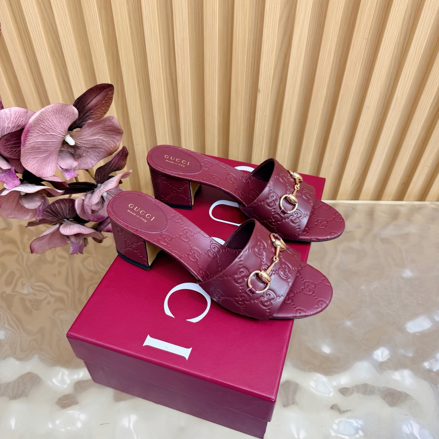 NO:788820,2026 Spring and Summer Gucci's latest diamond buckle double G horsebit block heel sandals ———————————— This women's thong sandals are paired with gold-toned accessories decorated with classic big D new horsebit details, highlighting the brand heritage and showing a unique charm. Made of exquisite sheepskin, the design is elegant yet casual, making it a refreshing and ideal item for warm season styles. Upper imported cowhide embossed lining/foot-padded lambskin. Genuine leather sole. Heel height 5.5cm.  Matching sizes 35-42 (41/40/42/customized, non-refundable), slippers, gucci, sandals, slippers, cowhide, sheepskin198609092026 春夏季Gucci最新钻扣双G字马衔扣粗跟 凉鞋 ————————————— 这款女士夹趾凉鞋搭配饰经典大D新马衔扣细节金色调配件,彰显品牌传承,尽显别样魅力.采用精致羊皮打造,设计优雅而不失随性,是暖季造型的清爽理想单品 鞋面进口牛皮压纹 内里/垫脚小羊皮 鞋底真皮底 跟高5.5cm 配码35-42（41/40/42/定做不退换）,拖鞋,gucci,sandals,slippers,cowhide,sheepskin,Women's Shoes