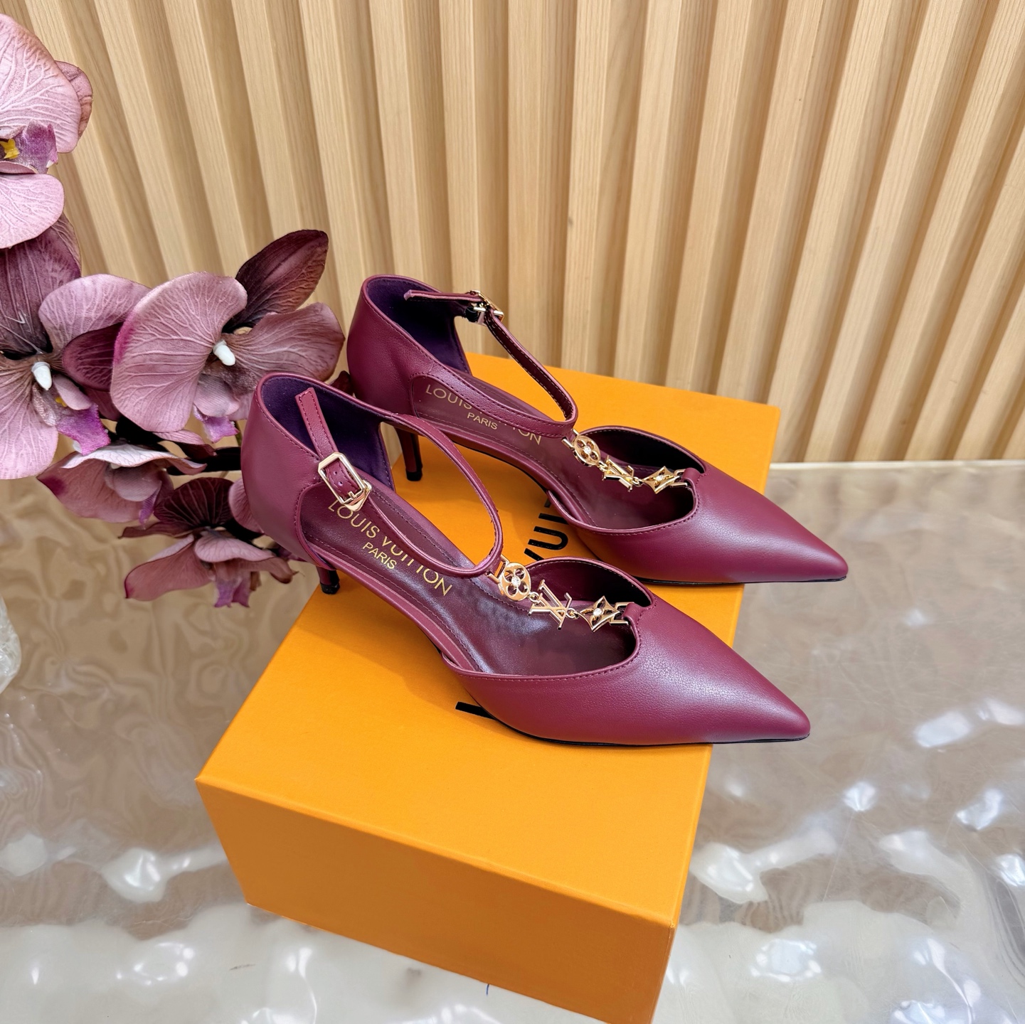 NO:788818,LV | Louis Vuitton 26 2026 early spring new products. The top version counter focuses on the latest slippers/cat-heeled slippers. New hard goods. ———————————— Original custom-made old flower leather/cow leather upper. Imported goat leather lining. Original Italian genuine leather outsole. Heel height 6.5cm. Shoe size: 35-42 (customized 40, 41, 42 are not returnable), high-heeled sandals, louis  vuitton,louis vuitton,sandals,high heels,slippers,cowhide,sheepskin,Leather soles19860909LV | 路易威登 26 2026早春新品 顶级版本专柜主打最新款 拖鞋/猫跟拖鞋 硬货上新 ———————————— 鞋面原版定制老花皮/牛皮 内里进口山羊皮里 大底原版意大利真皮大底 跟高6.5cm 鞋码: 35-42（40、41、42定制不退换）,高跟鞋凉鞋,louis vuitton,louis vuitton,sandals,high heels,slippers,cowhide,sheepskin,Leather soles,Women's Shoes