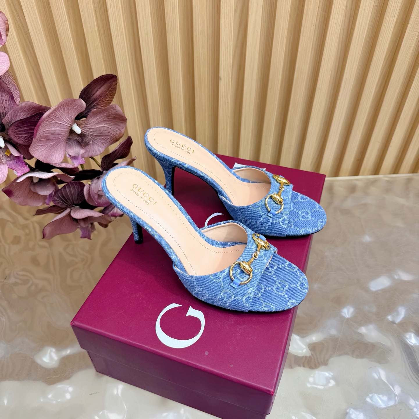 NO:789714,2026 Spring and Summer Gucci's latest diamond buckle double G horsebit high heels and sandals ———————————— This women's thong sandals are paired with gold-toned accessories decorated with classic big D new horsebit details, highlighting the brand heritage and showing a unique charm. Made of exquisite sheepskin, the design is elegant yet casual, making it a refreshing and ideal item for the warm season. The upper is imported patent leather/cloth, the lining/foot pad is lambskin, the sole is genuine leather, and the heel height is 8.5cm.  Matching sizes 35-42 (41/40/42/customized, non-refundable), high heels and slippers, gucci, sandals, high heels, slippers, sheepskin198609092026 春夏季Gucci最新钻扣双G字马衔扣高跟 凉鞋 ————————————— 这款女士夹趾凉鞋搭配饰经典大D新马衔扣细节金色调配件,彰显品牌传承,尽显别样魅力.采用精致羊皮打造,设计优雅而不失随性,是暖季造型的清爽理想单品 鞋面进口漆皮/布面 内里/垫脚小羊皮 鞋底真皮底 跟高8.5cm 配码35-42（41/40/42/定做不退换）,高跟鞋拖鞋,gucci,sandals,high heels,slippers,sheepskin,Women's Shoes