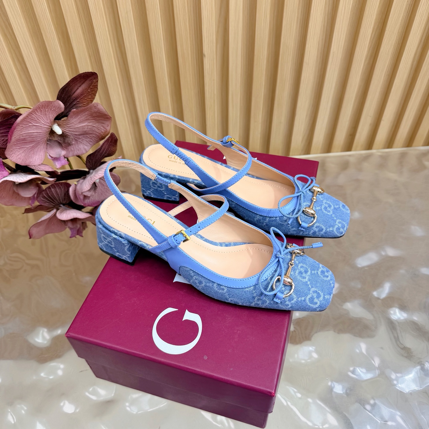 NO:789713,2026 Spring and Summer Gucci's latest diamond buckle double G horsebit high heels and sandals ———————————— This women's thong sandals are paired with gold-toned accessories decorated with classic big D new horsebit details, highlighting the brand heritage and showing a unique charm. Made of exquisite sheepskin, the design is elegant yet casual, making it a refreshing and ideal item for the warm season. Imported fabric upper, lambskin lining/foot pad, genuine leather sole, heel height 4.5cm  Matching code 35-42 (41/40/42/customized, non-refundable), sandals, gucci, sandals, sheepskin198609092026 春夏季Gucci最新钻扣双G字马衔扣高跟 凉鞋 ————————————— 这款女士夹趾凉鞋搭配饰经典大D新马衔扣细节金色调配件,彰显品牌传承,尽显别样魅力.采用精致羊皮打造,设计优雅而不失随性,是暖季造型的清爽理想单品 鞋面进口布面 内里/垫脚小羊皮 鞋底真皮底 跟高4.5cm 配码35-42（41/40/42/定做不退换）,凉鞋,gucci,sandals,sheepskin,Women's Shoes