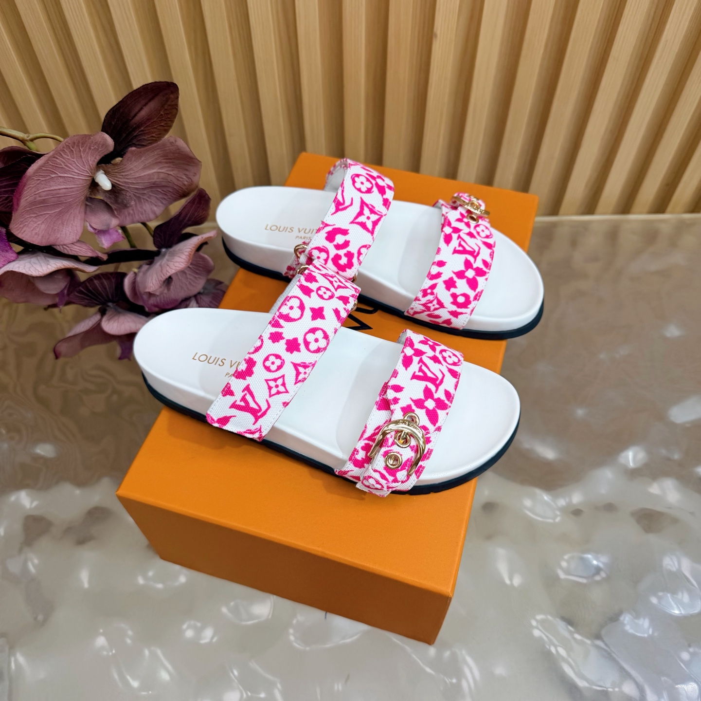 NO:789711,LV 2026 spring and summer new products, popular LV donkey brand counters, embossed logo, embossed sandals, this model Pool Pillow Comfort flat sandals are made of technical fabrics and use high-frequency embossing technology to reinterpret the Monogram pattern. Soft padded uppers with adjustable Velcro, comfortable and tough insoles add harmonious colors. New hard goods —————— Purchasing level!  Full of high-end feel!  A popular model among bloggers at home and abroad, it is retro, fashionable and looks great on your feet!  The official website's main recommendation: upper embossed cowhide, lining: imported mixed sheepskin, original outsole, shoe size: women's size 35-40 (40.41.42 customized), slippers, louis vuitton, louis vuitton, slippers, cowhide, sheepskin19860909LV 2026春夏新品 专柜LV驴牌爆款 浮雕logo 压花 凉拖鞋 本款 Pool Pillow Comfort 平底凉拖取材科技织物,以高频压印技术重绎 Monogram 图案.柔软加垫鞋面搭配可调节魔术贴,舒适韧性鞋垫再添和谐色彩 硬货上新 ——————————— 代购级别！高级感十足！国内外博主刷爆的一款,复古又时髦上脚美炸了！官网主推款 鞋面压花牛皮  内里: 进口混种羊皮 大底原版底 鞋码: 女码 35-40（40.41.42定制）,拖鞋,louis vuitton,louis vuitton,slippers,cowhide,sheepskin,Women's Shoes