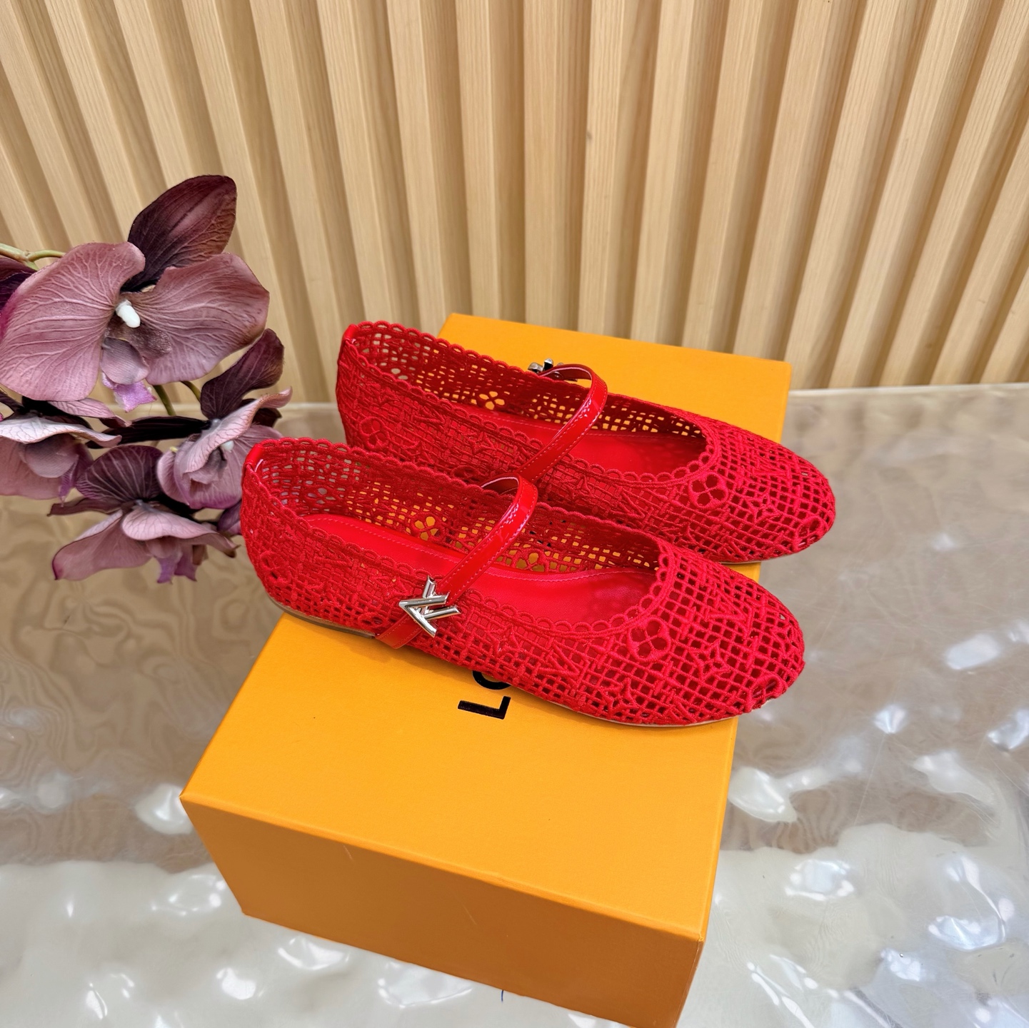 NO:789709,LV | Louis Vuitton 26 2026 early spring new products. The top version counter features the latest Mary Jane shoes/slippers/cat heel slippers. Hard goods are new. —————————— Original crochet material for the upper. Imported goat leather lining. Outsole. Genuine leather sole. High flat sole. Shoe size: 35-41 (40, 41, 42 customization is not returnable), ballet shoes, louis vuitton, louis  vuitton,mary jane,slippers,sheepskin19860909LV | 路易威登 26 2026早春新品 顶级版本专柜主打最新款 玛丽珍单鞋/拖鞋/猫跟拖鞋 硬货上新 ———————————— 鞋面原版钩花材质 内里进口山羊皮里 大底真皮底 跟高平底 鞋码: 35-41（40、41、42定制不退换）,芭蕾舞鞋,louis vuitton,louis vuitton,mary jane,slippers,sheepskin,Women's Shoes