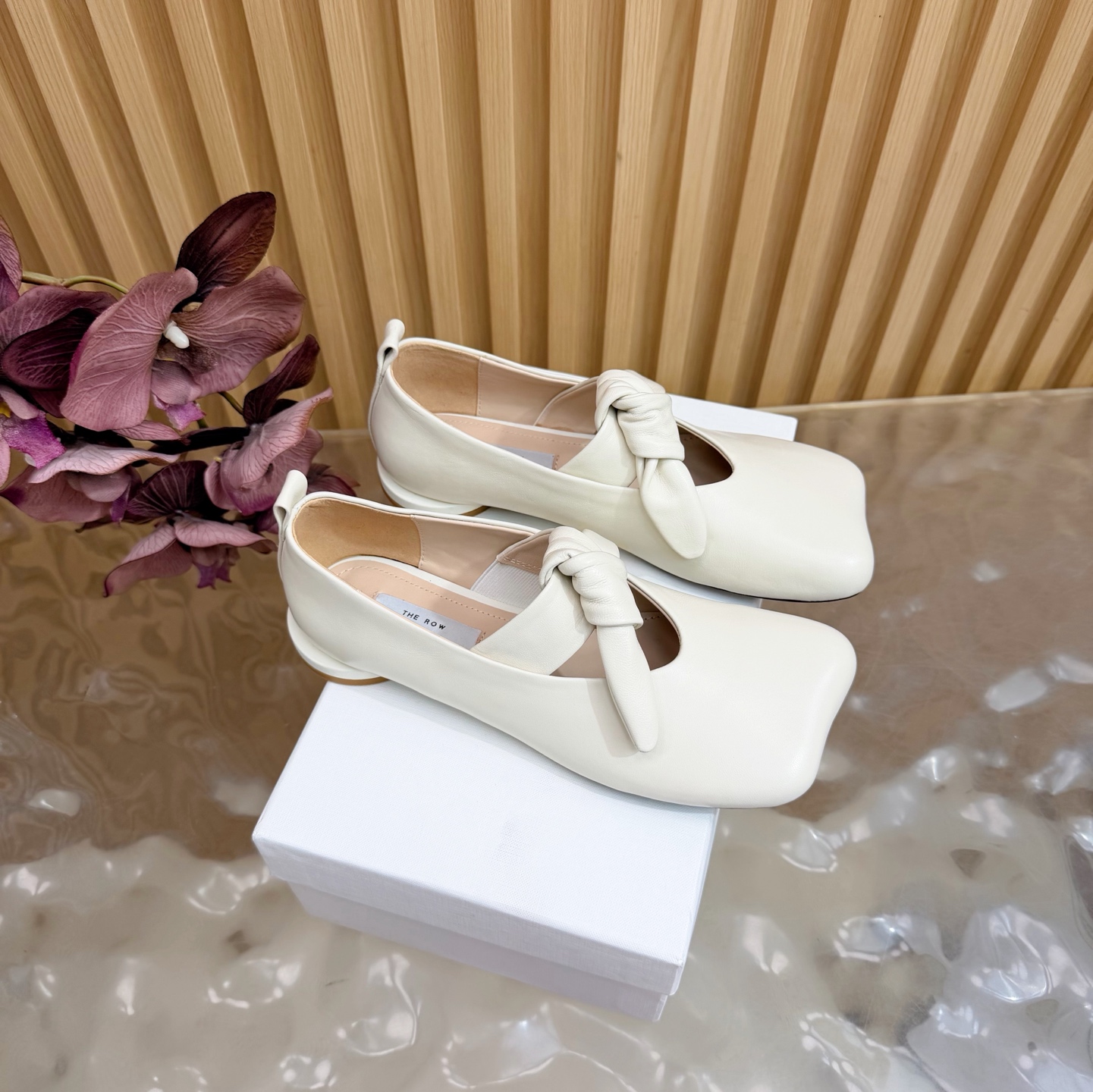 NO:789707,High-quality niche trendy brand The row26 spring and summer French retro simple style bow half slippers/single shoes —————————— Queen of retro temperament The entire shoe style is simple and elegant, very clean and easy to match!  It can also be easily used for daily wear, dates and parties, etc.!  Wearing it makes your feet look slimmer and visually lengthens your legs!  Anyone who sees this texture will shout YYDS! It exudes a sense of nobility from the inside out ~ full of luster!  Plus it’s comfortable and durable!  It is light and comfortable to wear, and your feet are not tired at all when walking!  It can be used for daily commuting, shopping, etc.!  The upper is made of imported lambskin, the lining is sheepskin, and the Italian imported genuine leather outsole has a high flat heel. Size: 35-40 (40, 41, customized, non-refundable). Comes with original packaging, semi-slippers, sheepskin, and Leather soles.19860909高品质小众潮牌The row26春夏法式复古简易风 蝴蝶结半拖/单鞋 ———————————— 复古气质女王 整个鞋型简约大气,很干净利落又好搭配！日常穿搭、约会聚会等也能轻松驾驭！ 穿上很显脚瘦,又在视觉上拉腿长！这质感,任谁看了都高呼YYDS!由内到外散发着贵气感~光泽感拉满！而且舒适又耐穿！穿着轻便舒服,走路完全不累脚！日常通勤、逛街等统统都能hold得住！ 鞋面采用进口小羊皮 内里垫脚羊皮 意大利进口真皮大底 跟高平底 码数: 35-40（40、41、定做不退换） 配原版包装,半拖单鞋,sheepskin,Leather soles,Women's Shoes