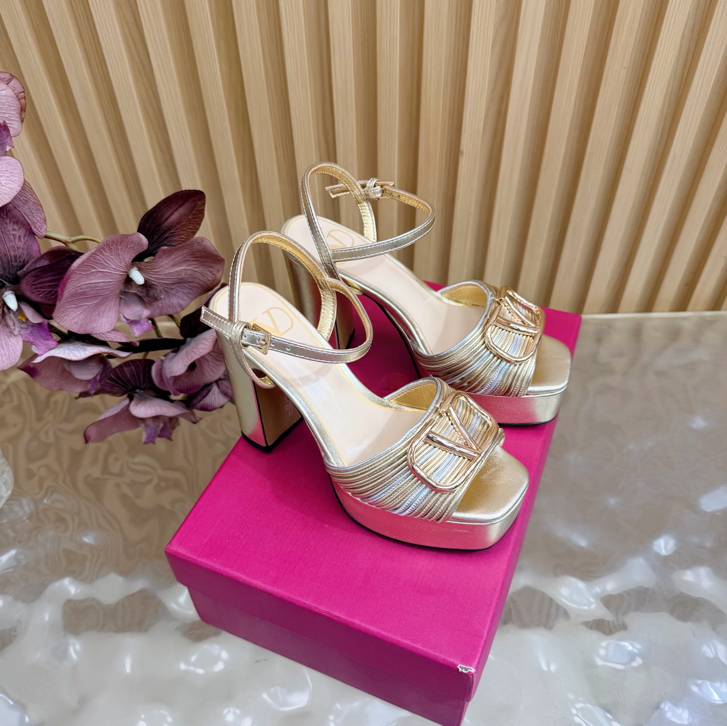 NO:789705,2026 spring and summer new high version Valentino Paris fashion show model launches the latest Valentino sky-high platform sandals ———————————— Valentino This series interprets a new fashion charm. It continues the ultra-high heel design and is favored by well-known overseas bloggers. Tens of millions of fan bloggers love to perform it and sell well at home and abroad. It is out of stock in China. The top version has candy color matching, every color is beautiful. Webbing on the upper. Imported sheepskin lining. Genuine leather outsole.  Full set of original packaging, sizes 35 to 43 (40.41.42.43 non-refundable and non-exchangeable), high heels and sandals, valentino, valentino, sandals, high heels, sheepskin, Leather soles198609092026春夏新款 高版本Valentino 巴黎时装秀场款推出最新款华伦天奴恨天高防水台凉鞋 —————————————— 华伦天奴此系列演绎全新时尚魅力 延续超高跟设计,深得海外知名博主青睐 千万粉丝博主倾情演绎,畅销海内外 国内已经断货,顶级版本 糖果色配色,每个颜色都是绝美 鞋面织带 内里进口羊皮 鞋底真皮大底 包装全套原版包装 码数35一43码（40.41.42.43不退不换）,高跟鞋凉鞋,valentino,valentino,sandals,high heels,sheepskin,Leather soles,Women's Shoes