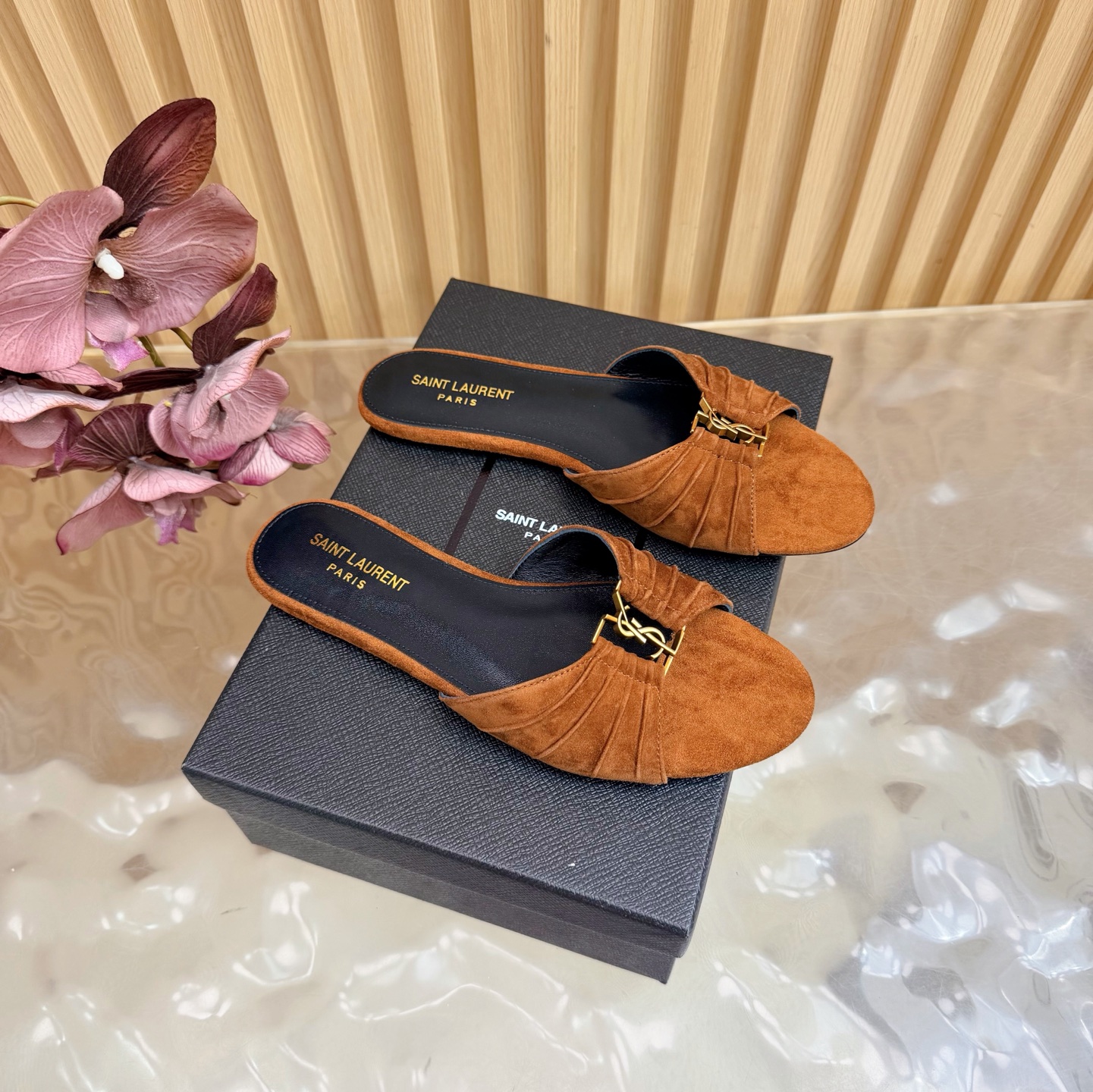 NO:789703,2026 spring and summer new YSL Saint Laurent / Yves Saint Laurent ysl slippers, super super invincible and popular slippers ———————————— (without heel) This hardware buckle of each layout in our house must be molded and customized at 1:1!  The effect is very comfortable, the foot feels great, and whether you pair it with jeans, a small suit, or a skirt, it can be matched naturally. The upper is cowhide/oiled leather/sheep leather. The lining is sheepskin. The sole is genuine leather (without a heel). Sizes 35-42 (40-42 customization is non-returnable and non-exchangeable), slippers, saint laurent, saint laurent, saint  laurent,slippers,skirts,jeans,cowhide,sheepskin,sheep,leather soles198609092026春夏新款 YSL Saint Laurent / 圣罗兰ysl拖鞋 超级超级无敌火爆的一个款拖鞋 ————————————（不带跟） 这款我们家每个版面的五金扣都要开模1:1定制！效果非常舒服,脚感很棒,而且无论你搭配牛仔裤,小西服,裙子,都能搭配自然 鞋面牛皮/油腊皮/羊京 内里绵羊皮 鞋底真皮大底（没有带跟） 尺码35-42（40-42定制不退不换),拖鞋,saint laurent,saint laurent,saint laurent,slippers,skirts,jeans,cowhide,sheepskin,sheep,Leather soles,Women's Shoes