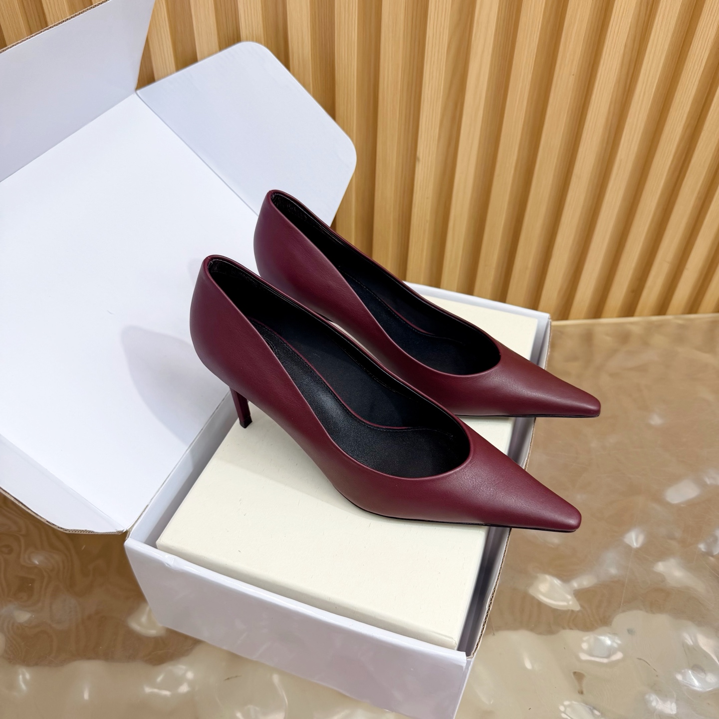 NO:789701,YSL top quality (with high-end airplane box) Saint Laurent fw26 new arrival～ YSL 26s spring and summer new pointed chain hardware buckle Mule shoes minimalist style stiletto high-heeled sandals Ysl  The pointed-toe stiletto heel is elegance engraved in the DNA. The golden chain flows on the upper, like the delicacy in a retro illustrated magazine, on the foot. Every step is effortless elegance and style. Who can resist a pair of chain mules with their own aura?  The pointed toe lengthens the leg line, and the metal chain lights up the whole body. From commuting suits to date skirts, you can switch to the 'heroine' mode with one click. The complexity is eliminated, leaving only clean lines and metallic luster. The pointed toe outlines the edge, and the chain embellishes your attitude. This pair of shoes is your style statement that needs no words. The shiny patent leather + gold chain are retro and sexy, and the upper feet directly transform into 'the flower of wealth in the world', and you walk with wind!  Upper cowhide/oiled wax leather, inner padding sheepskin, sole Italian genuine leather outsole, heel height 7.5cm, size 35-39 (40.41 custom made, non-returnable), high heels, saint laurent, saint laurent, saint laurent, high heels, slippers, skirts, business suit, cowhide, sheepskin, Leather soles19860909YSL 顶级品质（配高档飞机盒） Saint Laurent 圣罗兰fw26 new arrival～ YSL 26s 春夏新款尖头链条五金扣穆勒鞋极简风细跟高跟凉拖鞋 Ysl 尖头细高跟,是刻在DNA里的优雅.金色链条在鞋面流转,像把复古画报里的精致,在了脚上.每一步,都是不费力的贵气与风情.谁能拒绝一双自带气场的链条穆勒鞋？尖头拉长腿线,金属链点亮全身,从通勤西装到约会小裙,都能一键切换成“女主角”模式. 褪去繁杂,只留利落线条与金属光泽.尖头勾勒锋芒,链条点缀态度,这双鞋,是你无需多言的风格宣言.漆皮亮面+金色链条,复古又性感,上脚直接变身“人间富贵花”,走路都带风！ 鞋面牛皮/油蜡皮 内里垫脚羊皮 鞋底意大利真皮大底 跟高7.5cm 码数35-39（40.41定做不退换）,高跟鞋单鞋,saint laurent,saint laurent,saint laurent,high heels,slippers,skirts,business suit,cowhide,sheepskin,Leather soles,Women's Shoes