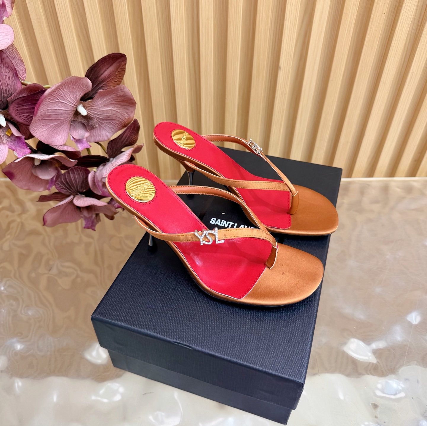 NO:789700,2026 spring and summer new YSL Saint Laurent / Yves Saint Laurent ysl slippers, super super invincible and popular slippers —————————————— This hardware buckle of each layout in our house must be molded and customized at 1:1!  The effect is very comfortable, the foot feels great, and whether you pair it with jeans, a small suit, or a skirt, it can be matched naturally. Silk/cowhide upper, sheepskin lining, genuine leather outsole, heel height 8cm, size 35-42 (40-42 customization is non-returnable and non-exchangeable), split-toe shoes, saint laurent, saint laurent, saint laurent, slippers, skirts, jeans, cowhide, sheepskin, real  silk,leather soles198609092026春夏新款 YSL Saint Laurent / 圣罗兰ysl拖鞋 超级超级无敌火爆的一个款拖鞋 —————————————— 这款我们家每个版面的五金扣都要开模1:1定制！效果非常舒服,脚感很棒,而且无论你搭配牛仔裤,小西服,裙子,都能搭配自然 鞋面真丝/牛皮 内里绵羊皮 鞋底真皮大底 跟高8cm 尺码35-42（40-42定制不退不换),分趾鞋,saint laurent,saint laurent,saint laurent,slippers,skirts,jeans,cowhide,sheepskin,real silk,Leather soles,Women's Shoes