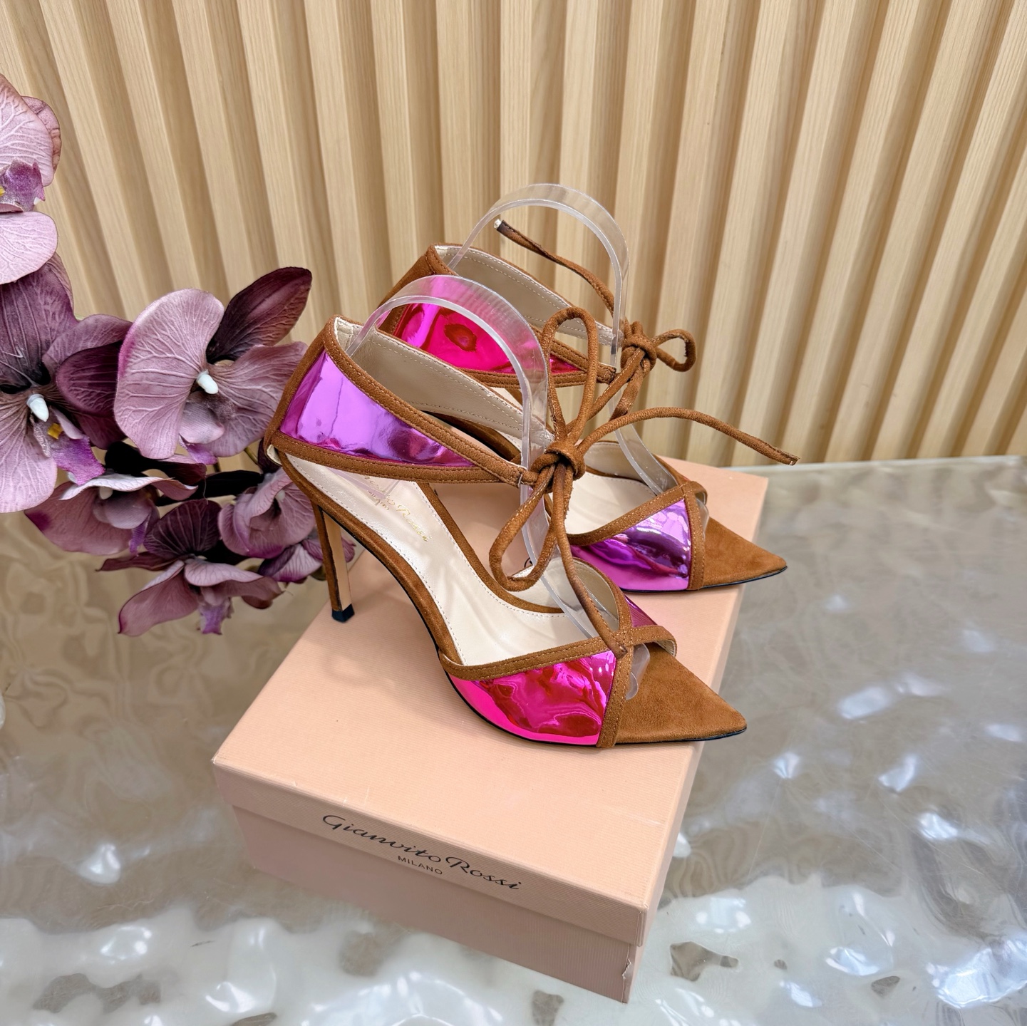 NO:789985,Gianvito Rossi 2026 classic pointed-toe color film color block high-heeled sandals ———————————— Its appearance is like the brightest star in the night sky. Classic style, eternal charm, and the electro-embroidered pattern adds a dreamy color to it. Every step takes confidence and elegance, as if telling the immortal legend of fashion. If you own it, you will own the entire fashion every day. _____________________________ * Upper original material * Foot pad Sheepskin  * Sole leather outsole * Heel height 10.5cm and 8.5cm (2 heights, please note when ordering) * Size: 35-43 (40 41 42 43 customized, non-returnable), high-heeled sandals, sandals, high heels, sheepskin, Leather soles19860909Gianvito Rossi 2026经典款尖头彩色胶片拼色高跟凉鞋 ———————————— 它的出现就像夜空中最璀璨的星辰 经典的款式,永恒的魅力,电绣的图案更是为其增添了梦幻的色彩 每一步都踏出自信与优雅,仿佛在诉说着时尚的不朽传奇.拥有它,便是拥有了整个时尚的每一天. _____________________________ * 鞋面 原版材质 * 垫脚 羊皮 * 鞋底 真皮大底 * 跟高 10.5cm和8.5cm（2个高度下单备注） * 码数:35－43（40 41 42 43定做不退换）,高跟鞋凉鞋,sandals,high heels,sheepskin,Leather soles,Women's Shoes