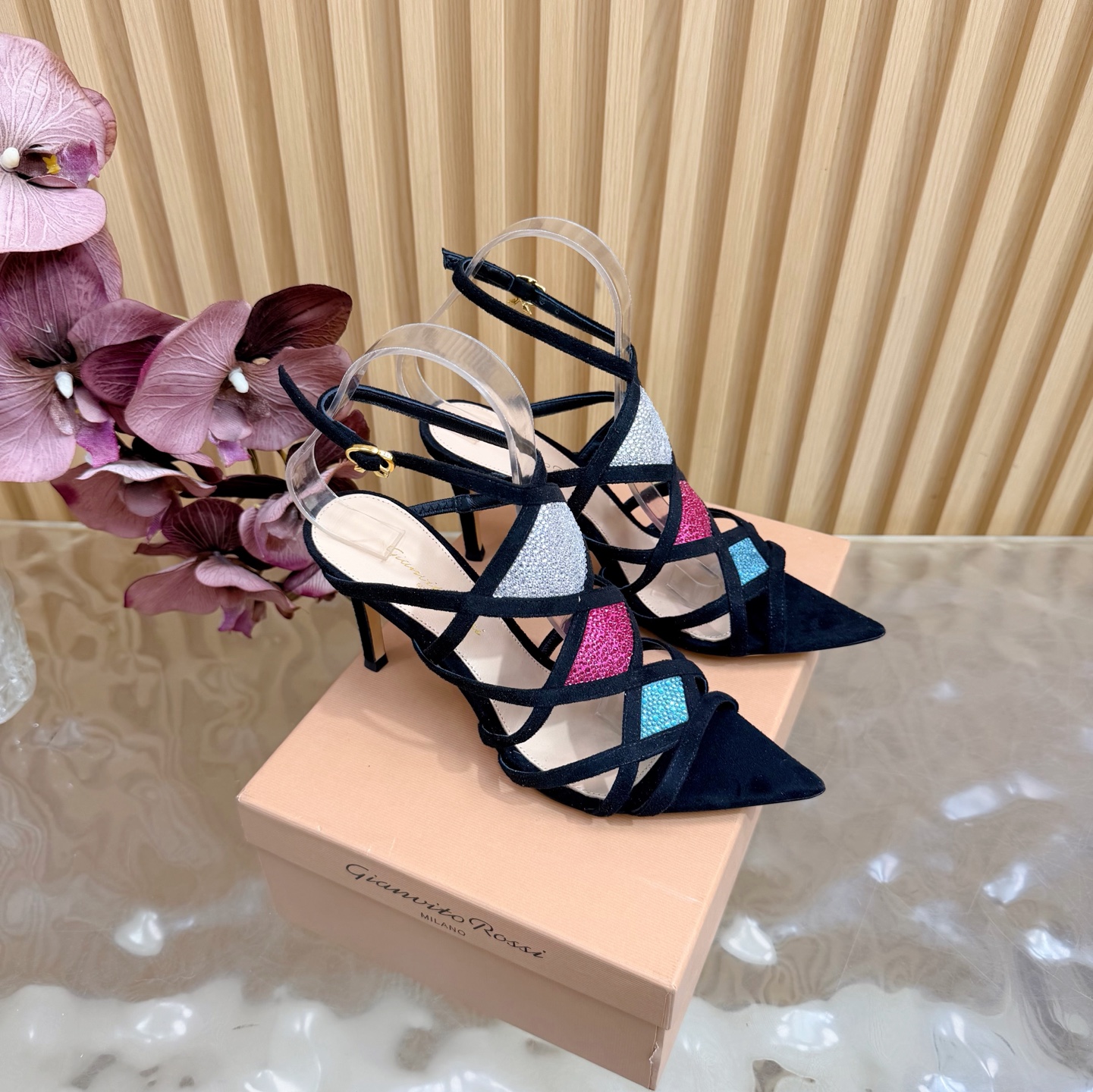 NO:789983,Gianvito Rossi 2026 Classic Pointed Toe Color Hot Diamond Color Matching High Heel Sandals ———————————— Its appearance is like the brightest star in the night sky. Classic style, eternal charm, and the electric embroidery pattern adds a dreamy color to it. Every step takes confidence and elegance, as if telling the immortal legend of fashion. If you own it, you will own the entire fashion every day. _________________________ * Upper Original material * Foot pad Sheepskin  * Sole leather outsole * Heel height 8.5cm (10.5cm customization is non-refundable) * Size: 35-43 (40 41 42 43 customization is non-refundable), high heels, sandals, high heels, sheepskin, Leather soles19860909Gianvito Rossi 2026经典款尖头彩色烫钻拼色高跟凉鞋 ———————————— 它的出现就像夜空中最璀璨的星辰 经典的款式,永恒的魅力,电绣的图案更是为其增添了梦幻的色彩 每一步都踏出自信与优雅,仿佛在诉说着时尚的不朽传奇.拥有它,便是拥有了整个时尚的每一天. _____________________________ * 鞋面 原版材质 * 垫脚 羊皮 * 鞋底 真皮大底 * 跟高 8.5cm（10.5cm定制不退换） * 码数:35－43（40 41 42 43定做不退换）,高跟鞋凉鞋,sandals,high heels,sheepskin,Leather soles,Women's Shoes